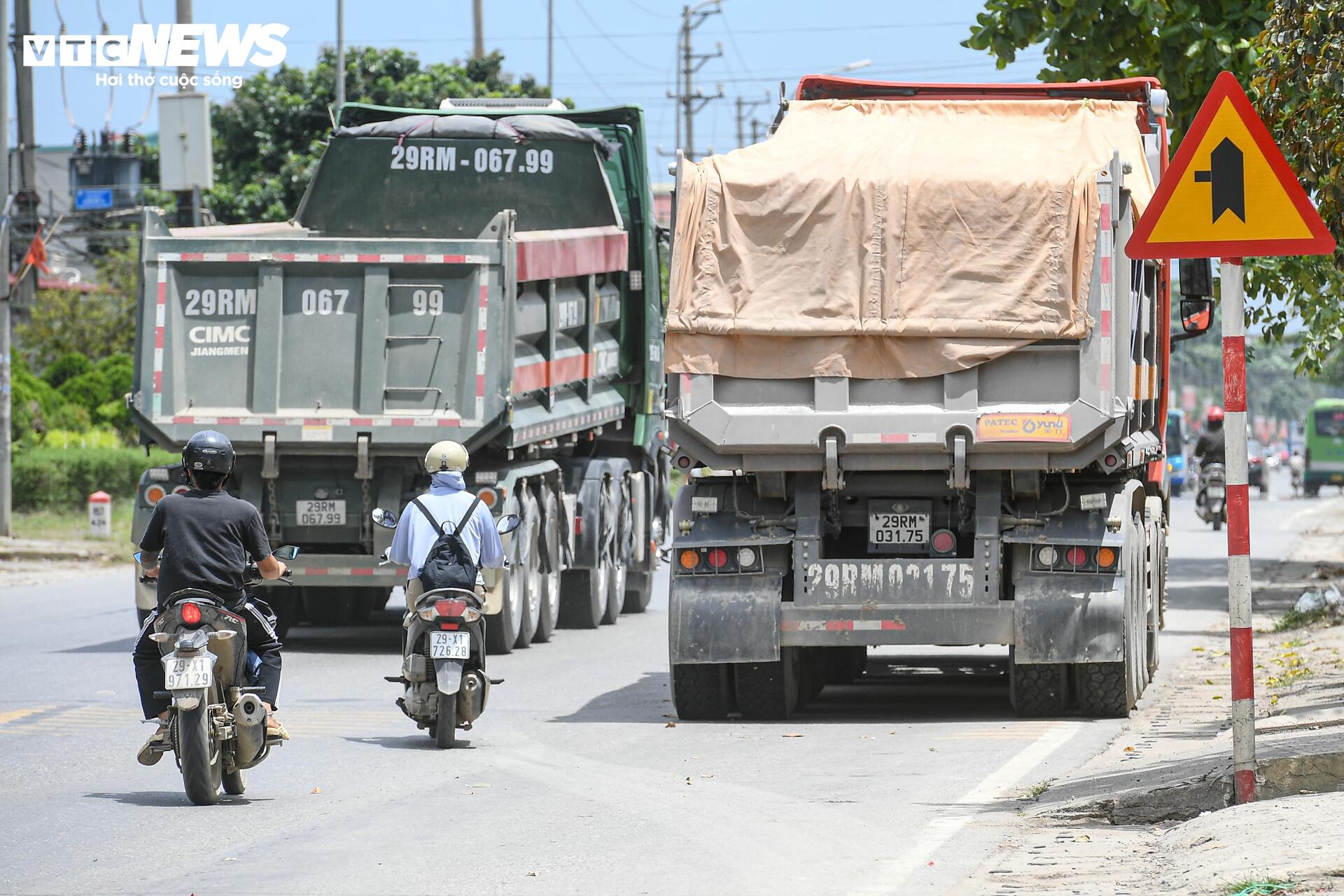CSGT đội nắng gần 40°C xử lý xe quá tải trên đường Hồ Chí Minh - 13