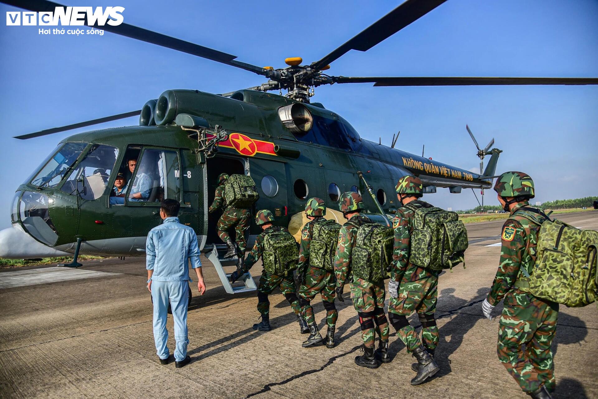 Ấn tượng màn nhảy dù, đổ bộ đường không của bộ đội đặc công Quân khu 7 - 4