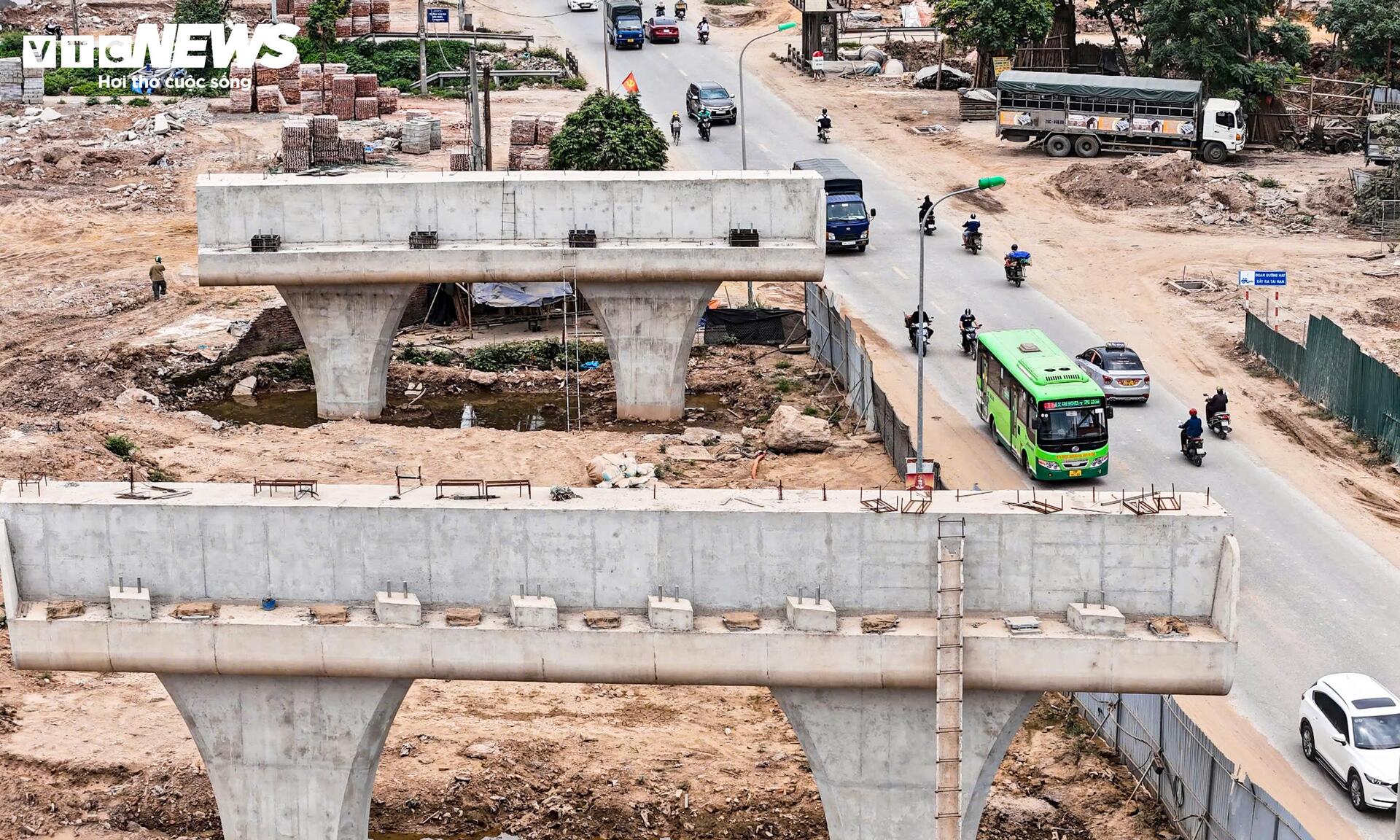 Loạt trụ cầu vượt dần thành hình tại nút giao Vành đai 4 - Quốc lộ 6 - 8