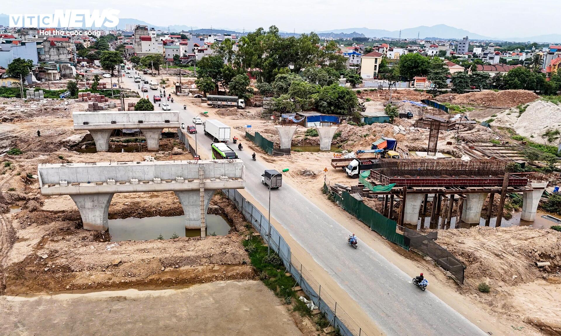 Loạt trụ cầu vượt dần thành hình tại nút giao Vành đai 4 - Quốc lộ 6 - 11