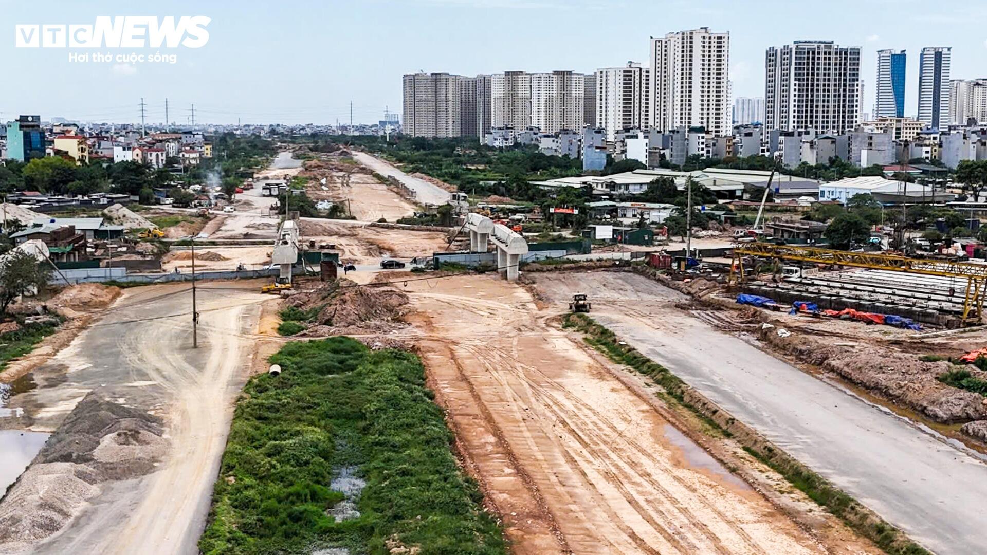 Loạt trụ cầu vượt dần thành hình tại nút giao Vành đai 4 - Quốc lộ 6 - 12