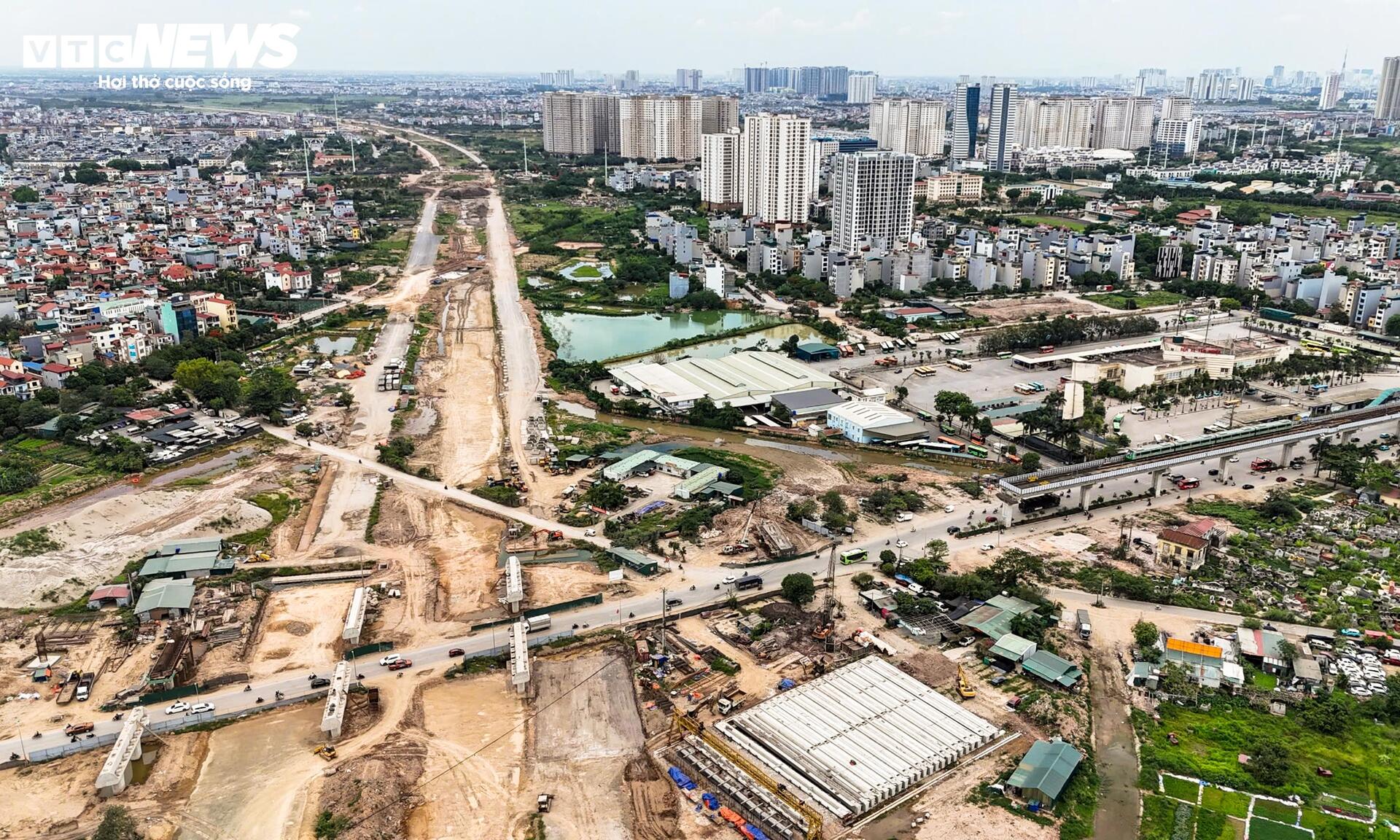 Loạt trụ cầu vượt dần thành hình tại nút giao Vành đai 4 - Quốc lộ 6 - 2