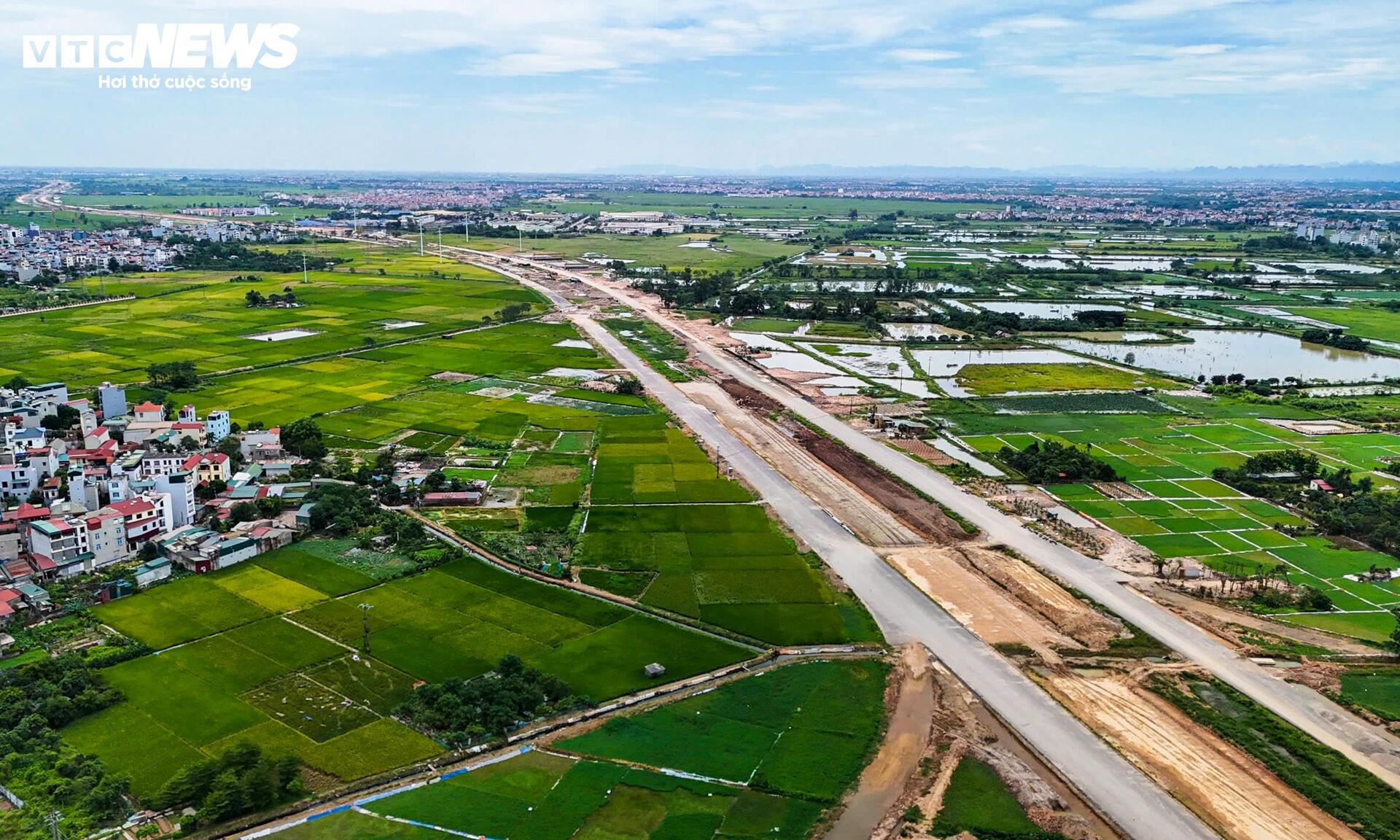 Loạt trụ cầu vượt dần thành hình tại nút giao Vành đai 4 - Quốc lộ 6 - 1