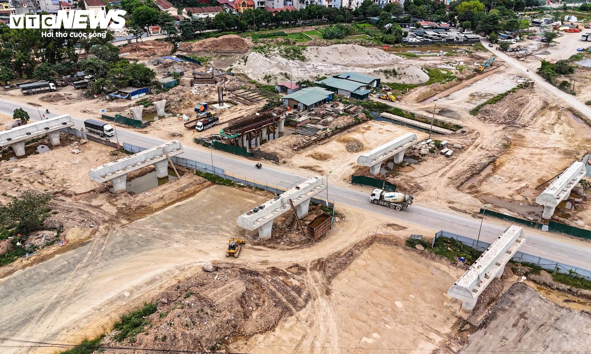 Loạt trụ cầu vượt dần thành hình tại nút giao Vành đai 4 - Quốc lộ 6 - 5