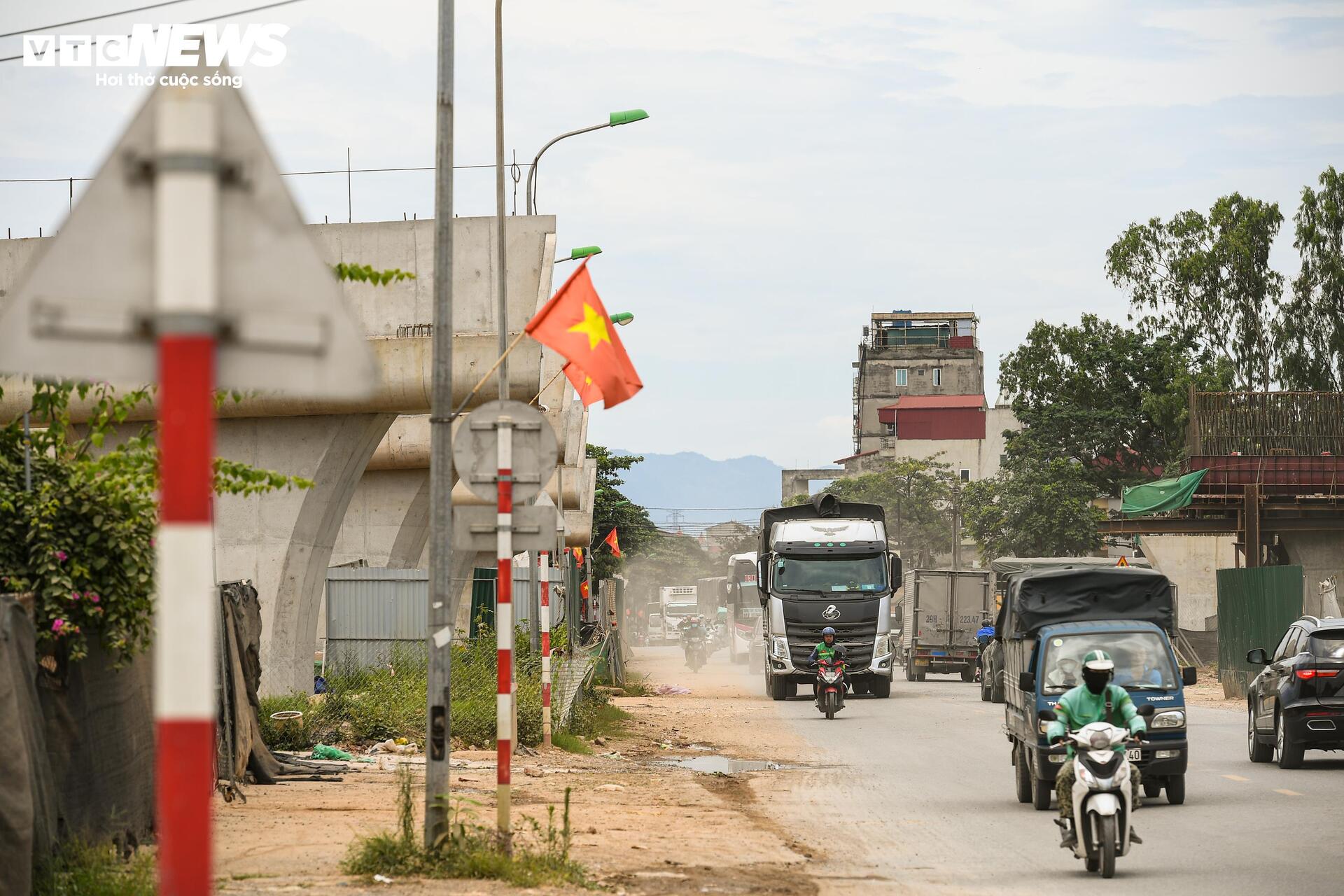 Loạt trụ cầu vượt dần thành hình tại nút giao Vành đai 4 - Quốc lộ 6 - 9