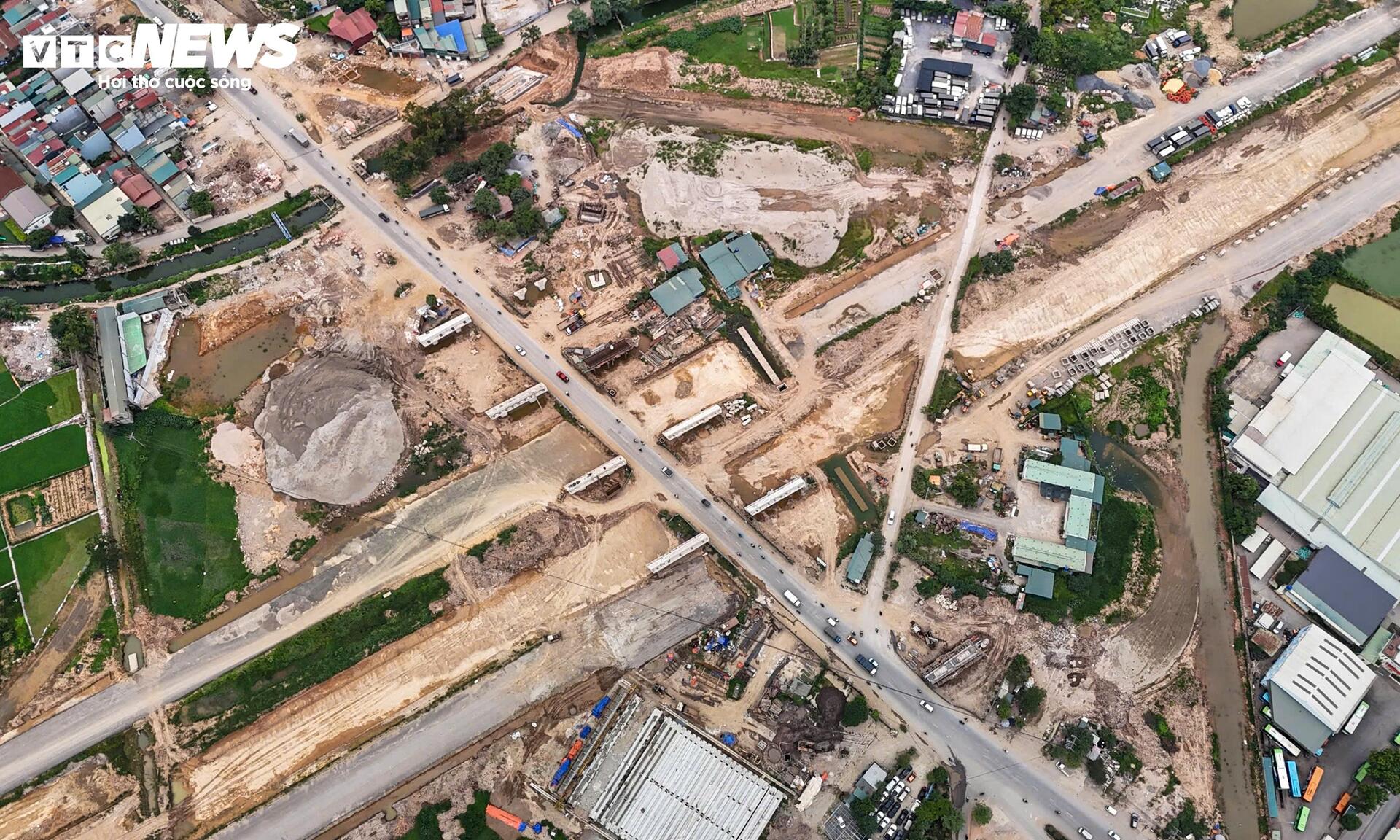 Loạt trụ cầu vượt dần thành hình tại nút giao Vành đai 4 - Quốc lộ 6 - 6
