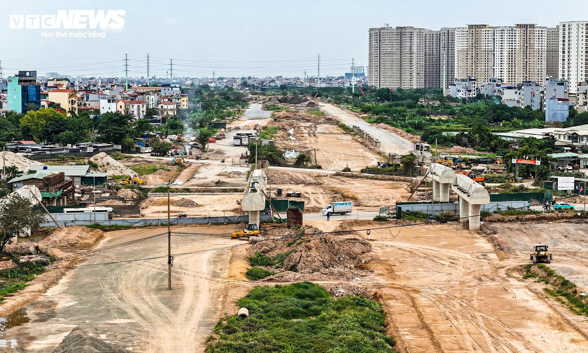Loạt trụ cầu vượt dần thành hình tại nút giao Vành đai 4 - Quốc lộ 6 - 7