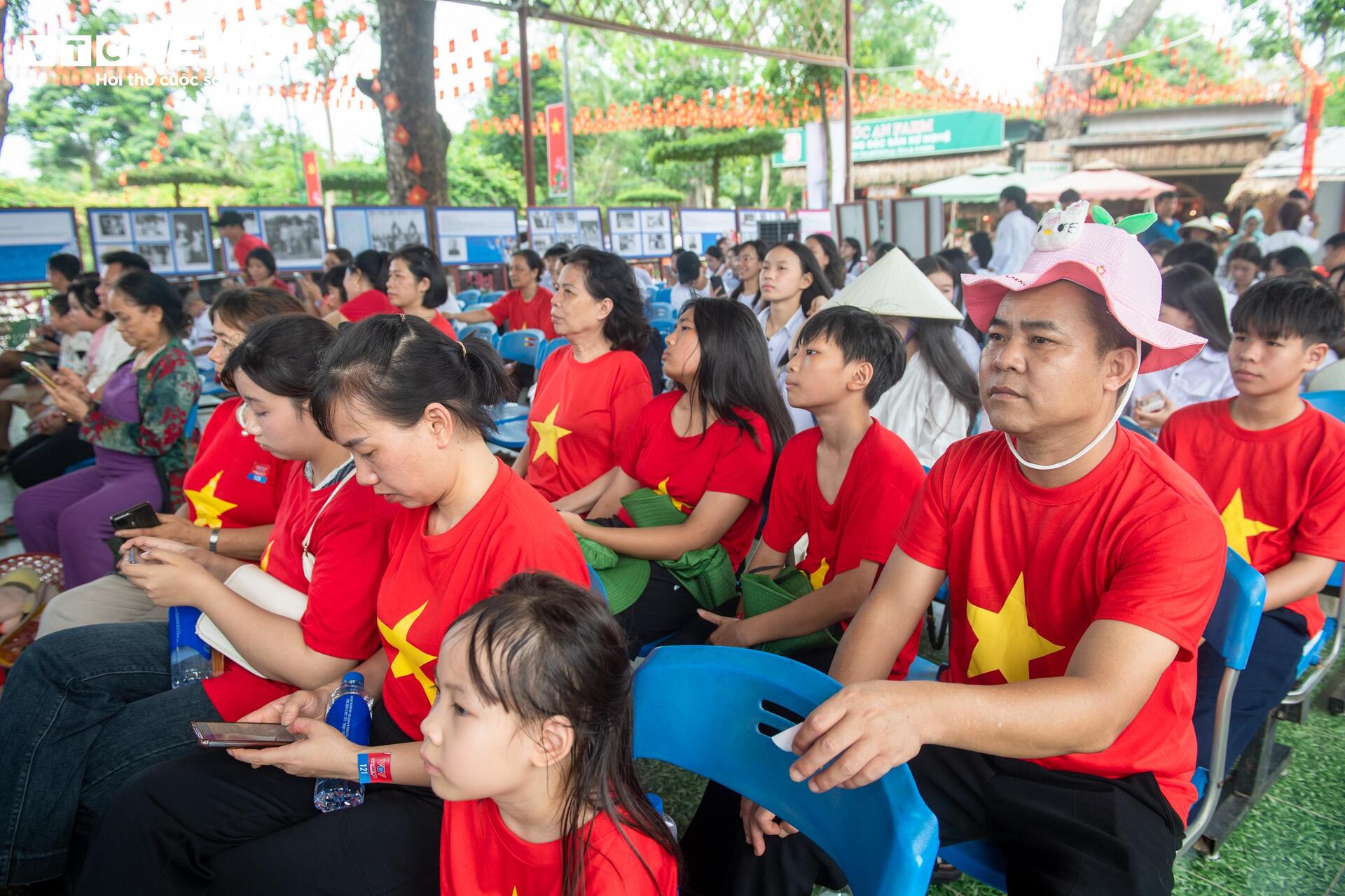 Nhiều em nhỏ thích thú 'xuyên không' về ngày 2/9/1945 lịch sử bằng kính VR - 7