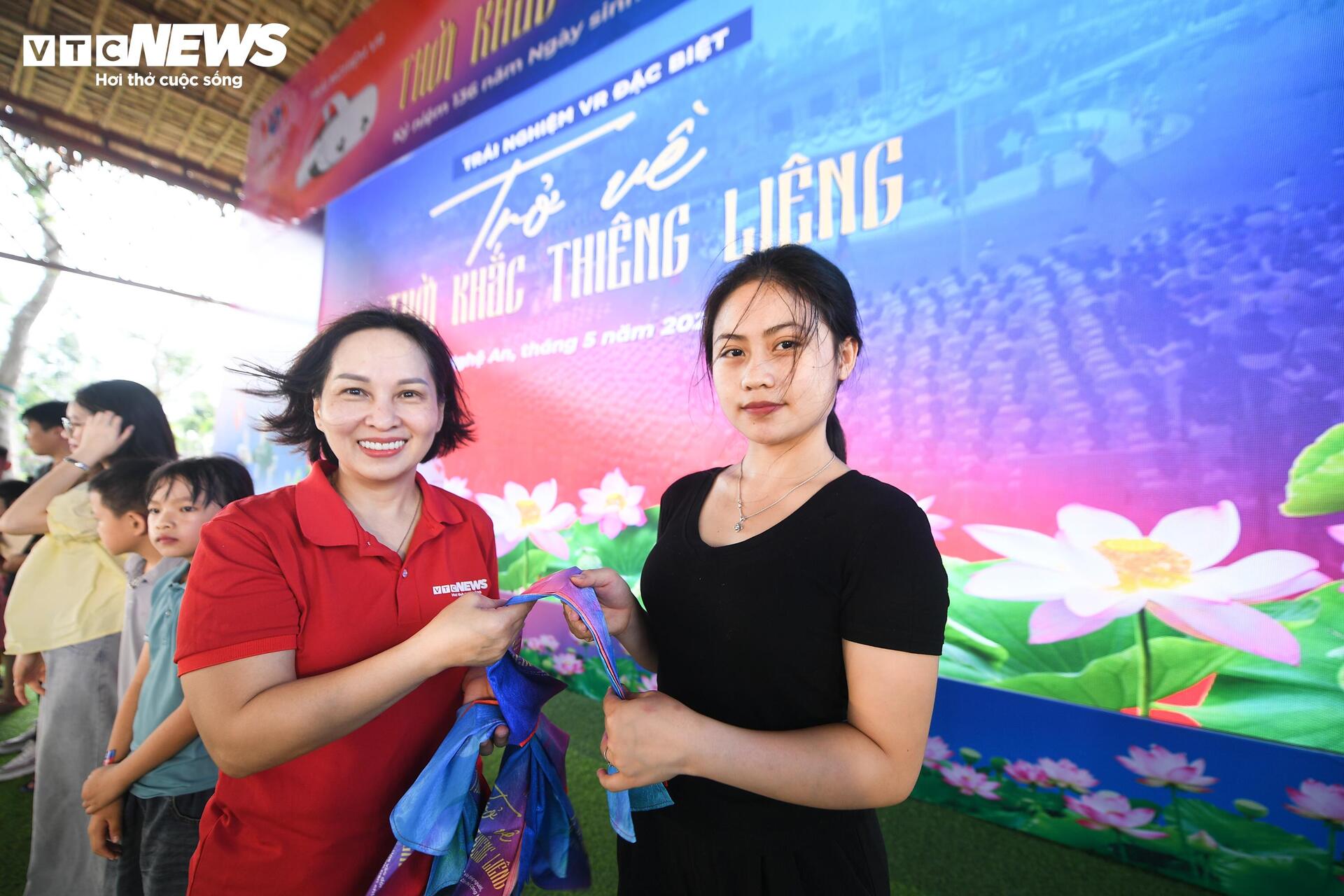 Những vị khách đầu tiên trải nghiệm VR 'Trở về thời khắc thiêng liêng' ở Nghệ An - 12