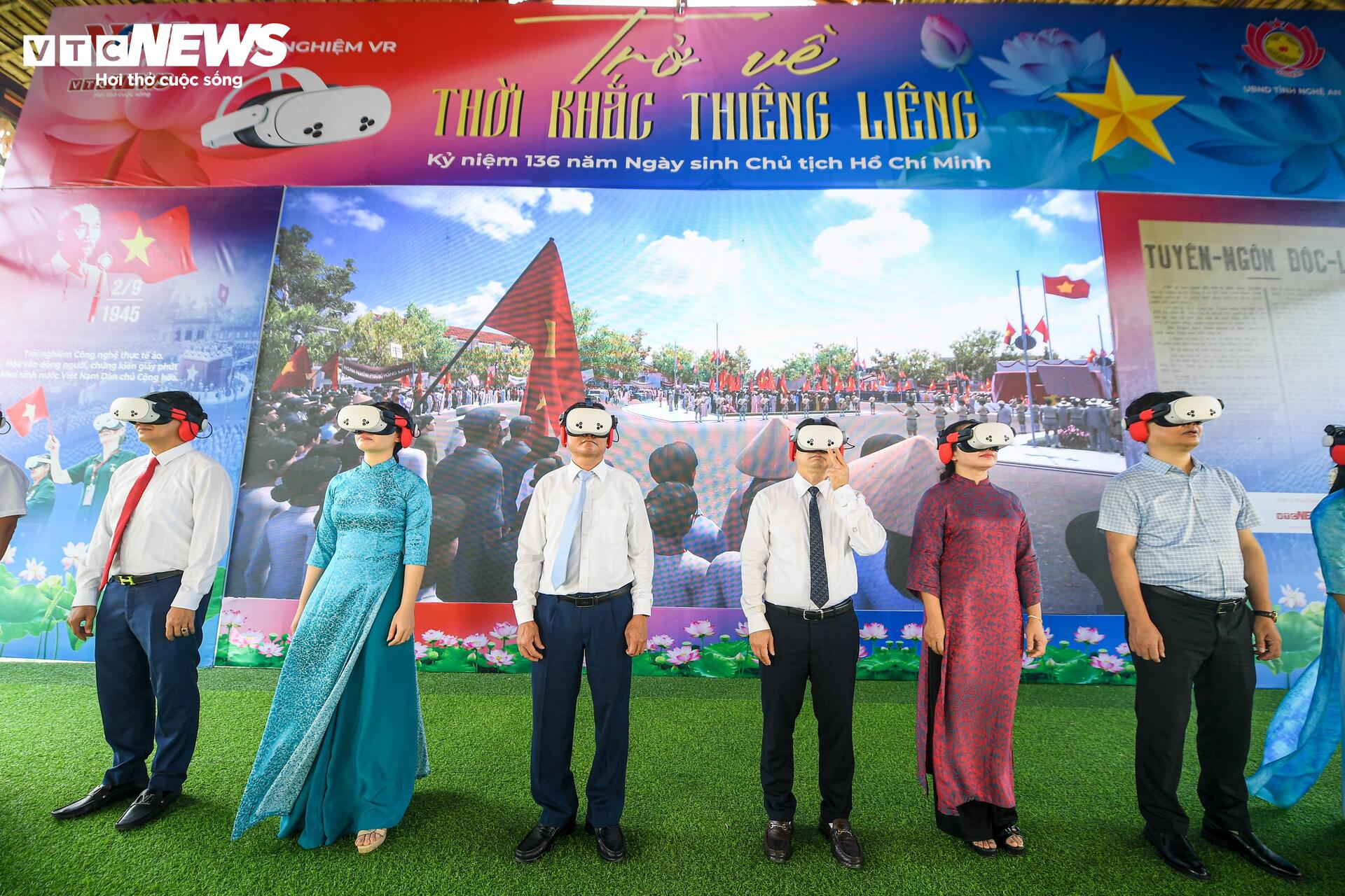 Những vị khách đầu tiên trải nghiệm VR 'Trở về thời khắc thiêng liêng' ở Nghệ An - 9