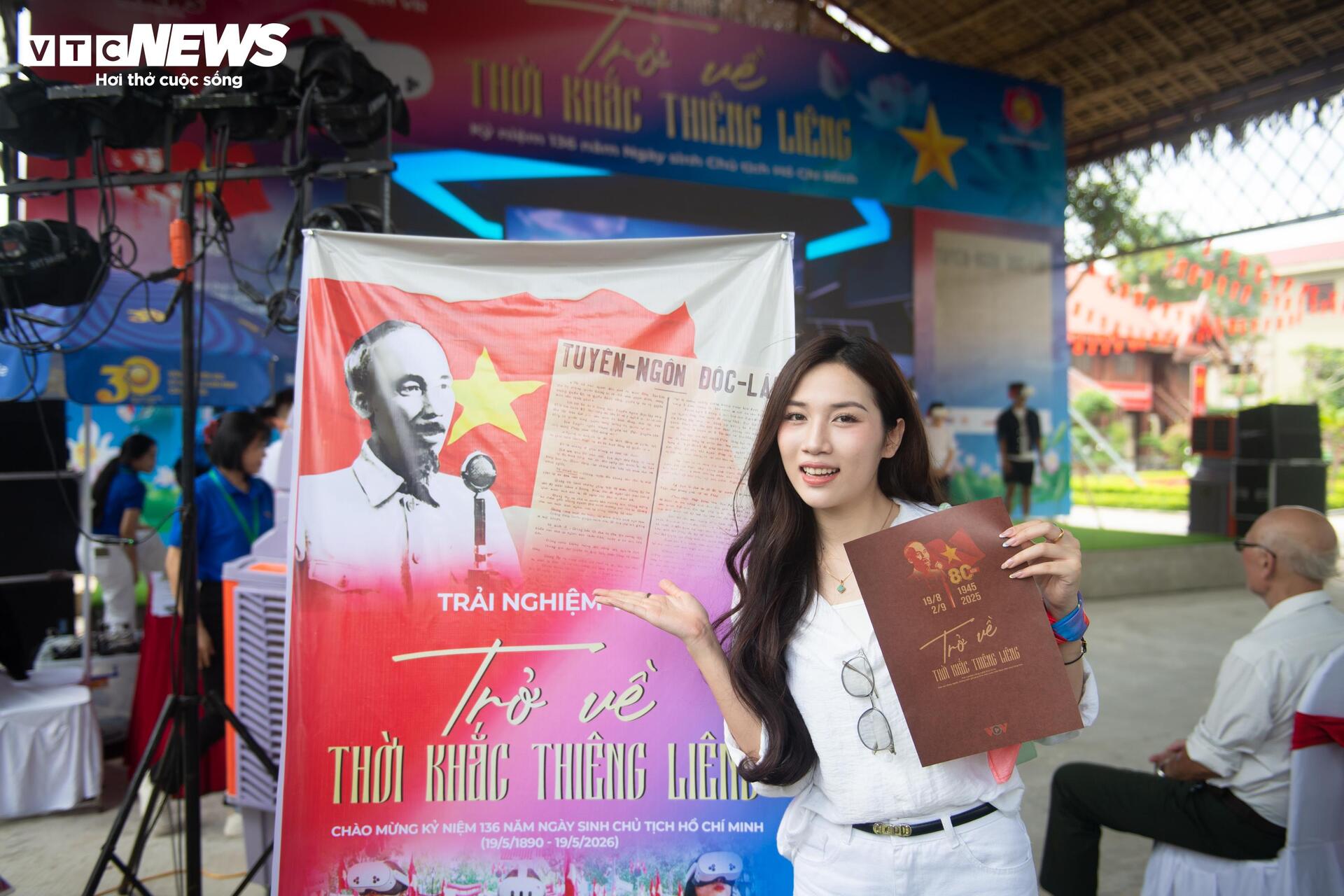 Nhiều em nhỏ thích thú 'xuyên không' về ngày 2/9/1945 lịch sử bằng kính VR - 11
