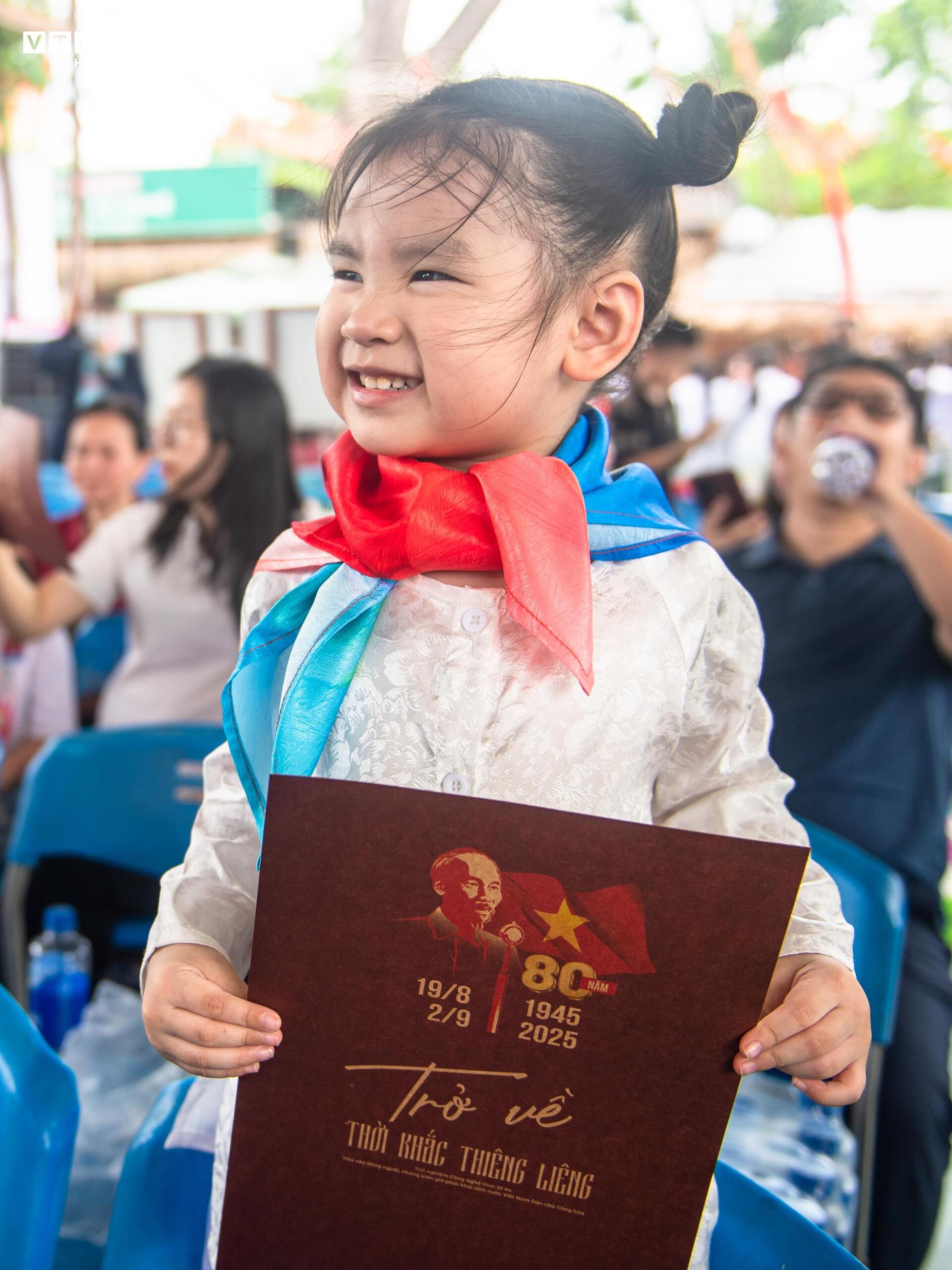 Nhiều em nhỏ thích thú 'xuyên không' về ngày 2/9/1945 lịch sử bằng kính VR - 3
