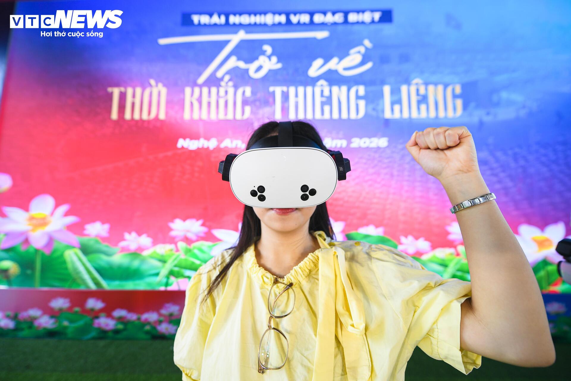 Những vị khách đầu tiên trải nghiệm VR 'Trở về thời khắc thiêng liêng' ở Nghệ An - 6