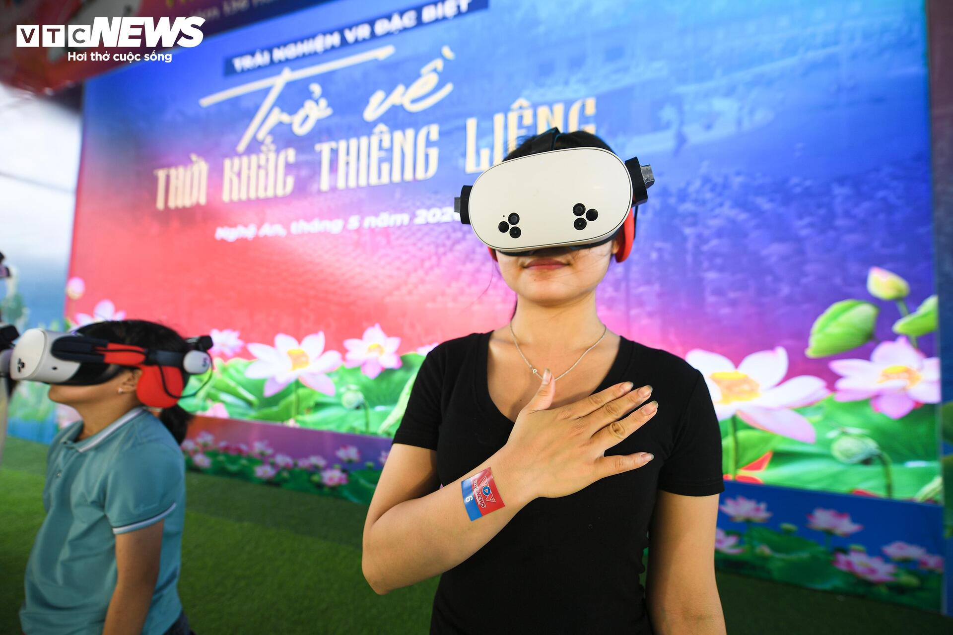 Những vị khách đầu tiên trải nghiệm VR 'Trở về thời khắc thiêng liêng' ở Nghệ An - 7