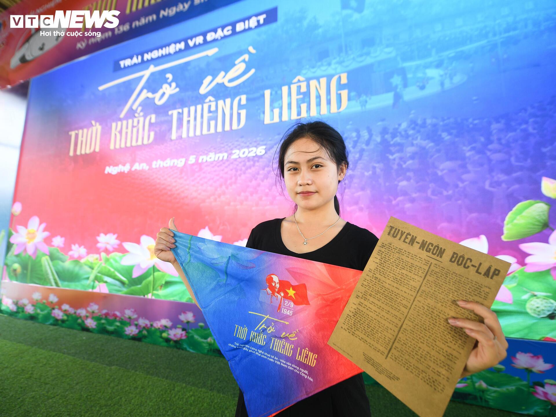 Những vị khách đầu tiên trải nghiệm VR 'Trở về thời khắc thiêng liêng' ở Nghệ An - 5