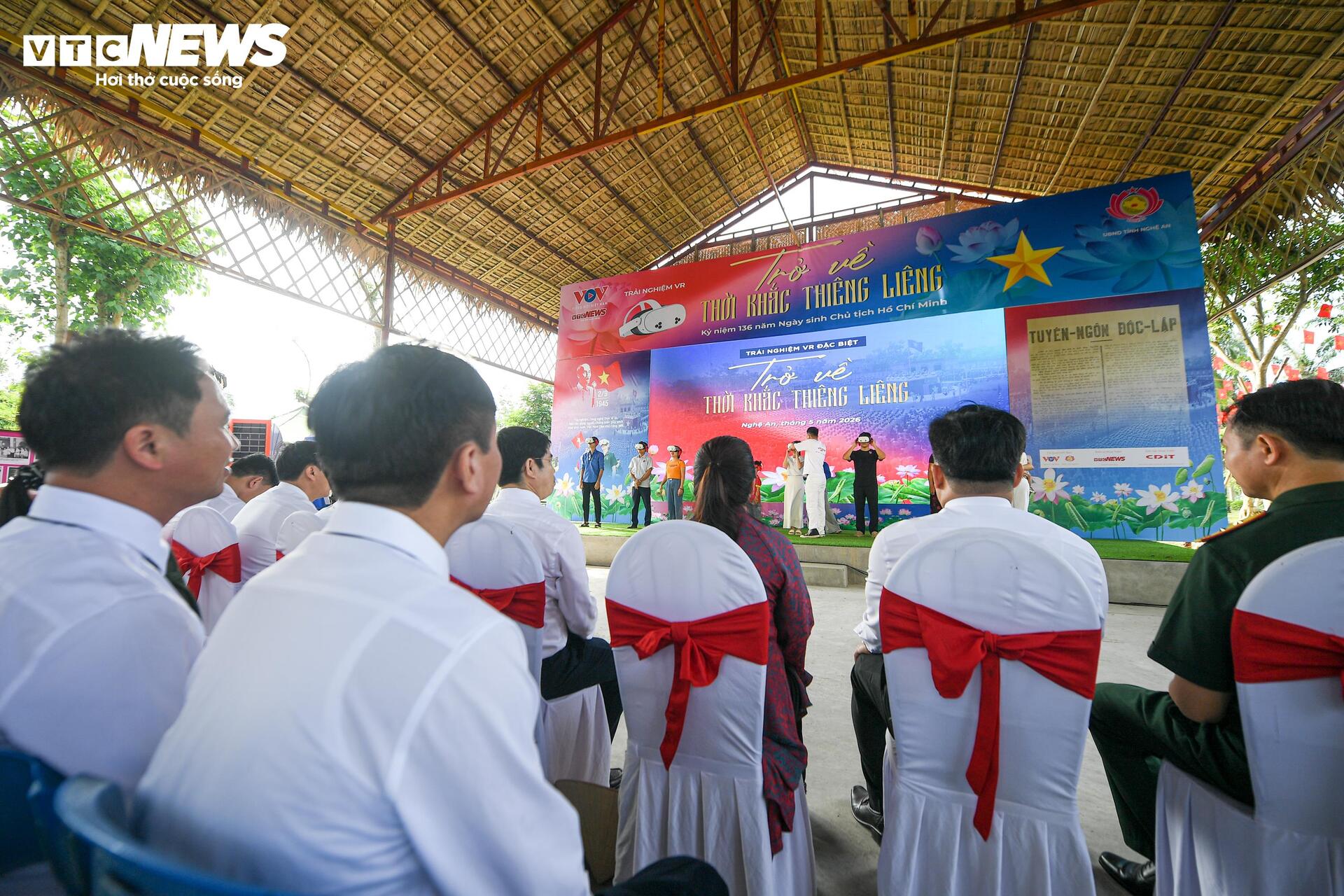 Những vị khách đầu tiên trải nghiệm VR 'Trở về thời khắc thiêng liêng' ở Nghệ An - 2