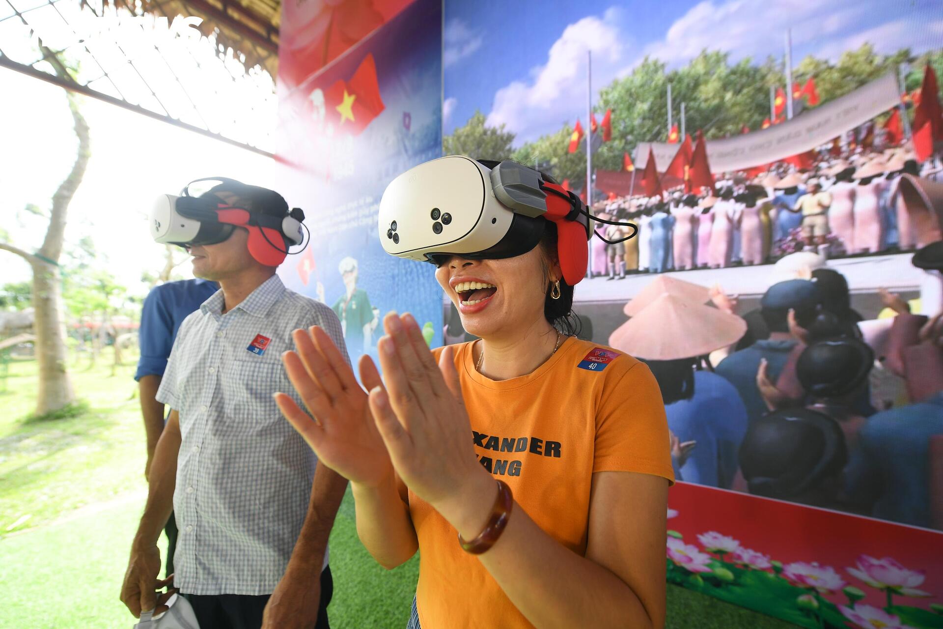 Những vị khách đầu tiên trải nghiệm VR 'Trở về thời khắc thiêng liêng' ở Nghệ An - 8