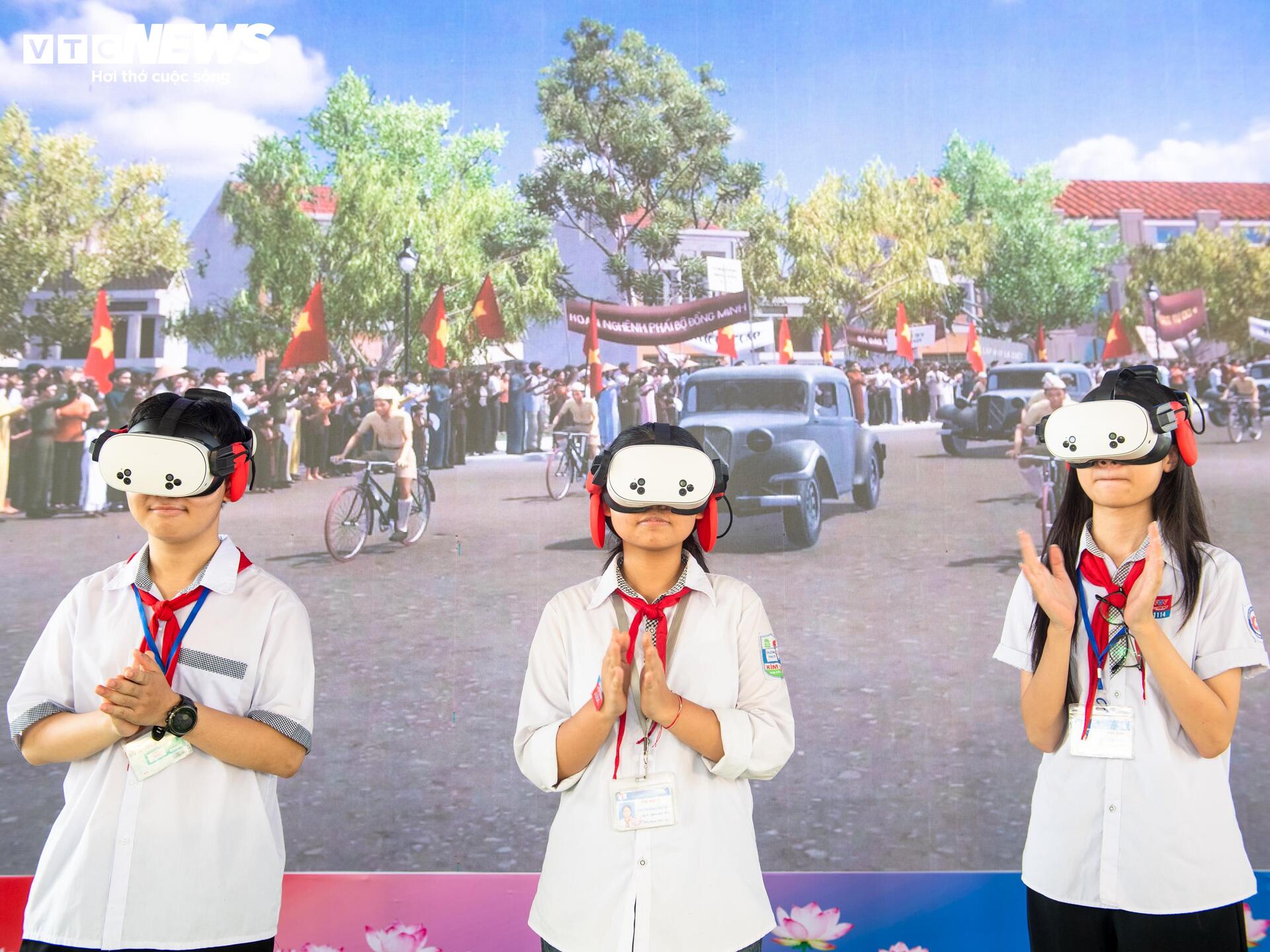 Những món quà lưu giữ ký ức lịch sử tại 'Trở về thời khắc thiêng liêng' - 5