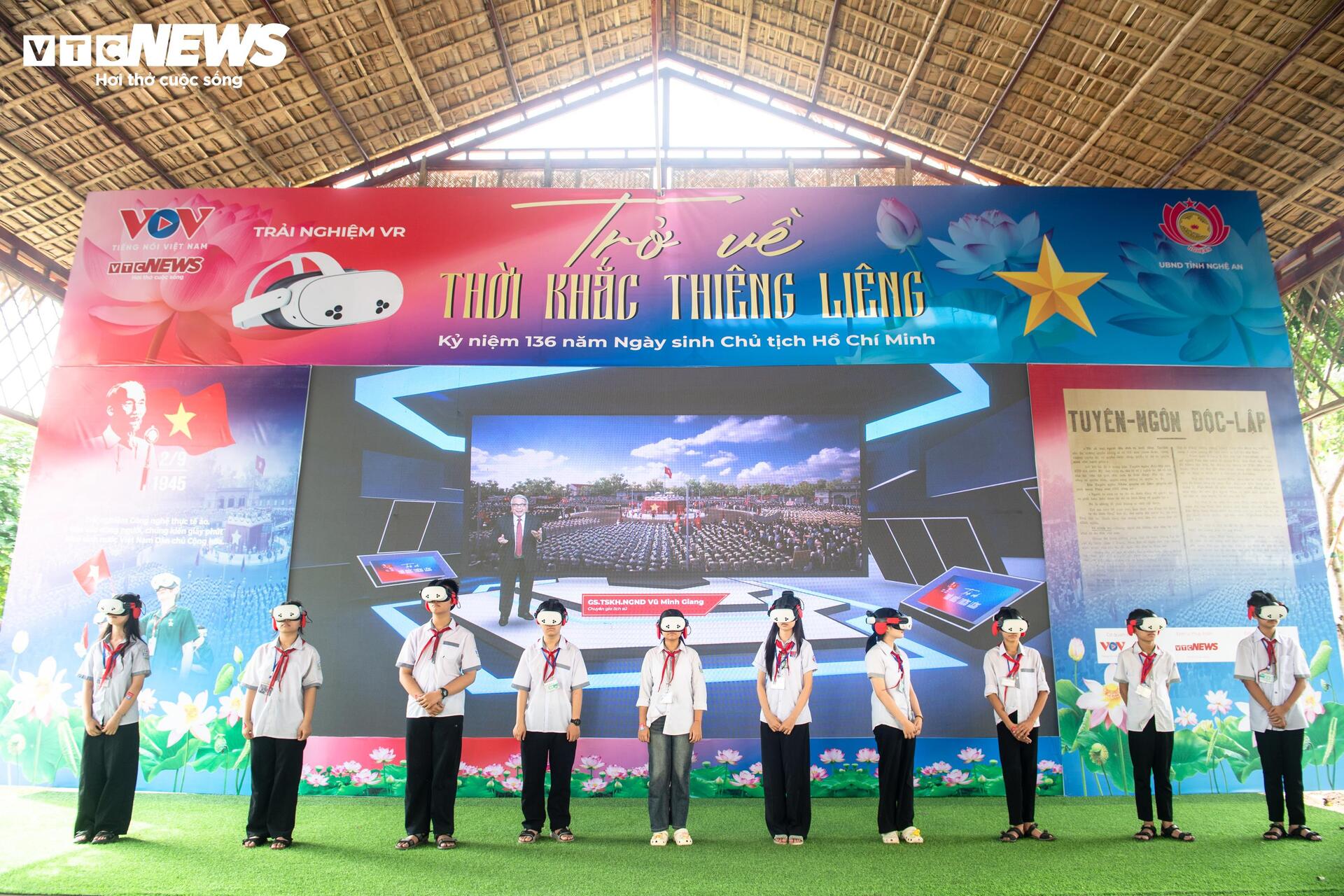 Những món quà lưu giữ ký ức lịch sử tại 'Trở về thời khắc thiêng liêng' - 17