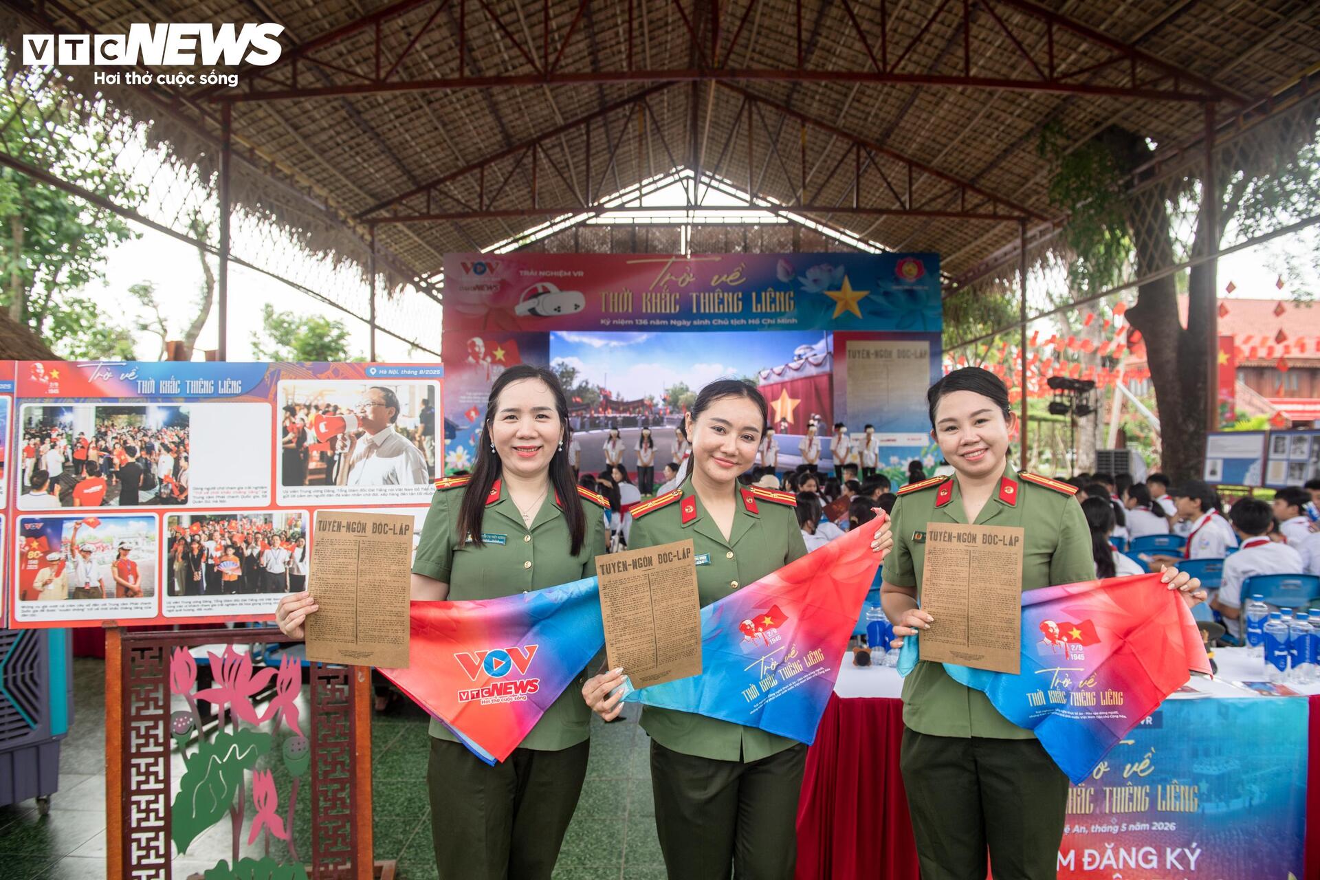 Những món quà lưu giữ ký ức lịch sử tại 'Trở về thời khắc thiêng liêng' - 18