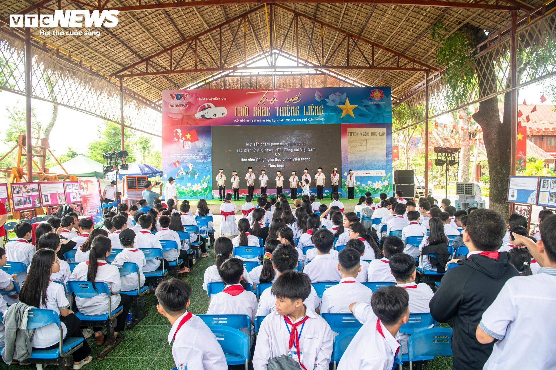 Những món quà lưu giữ ký ức lịch sử tại 'Trở về thời khắc thiêng liêng' - 2