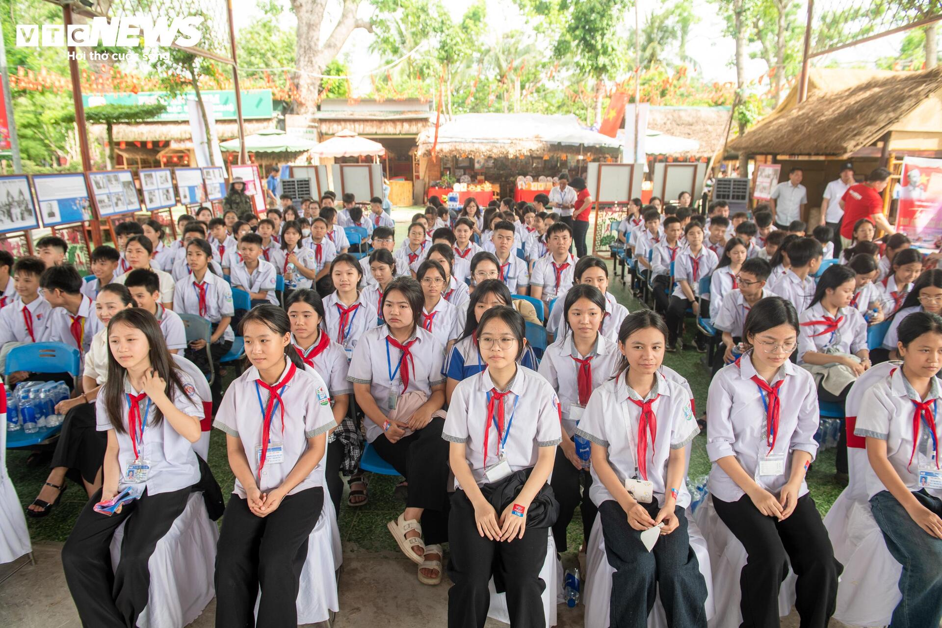 Những món quà lưu giữ ký ức lịch sử tại 'Trở về thời khắc thiêng liêng' - 3