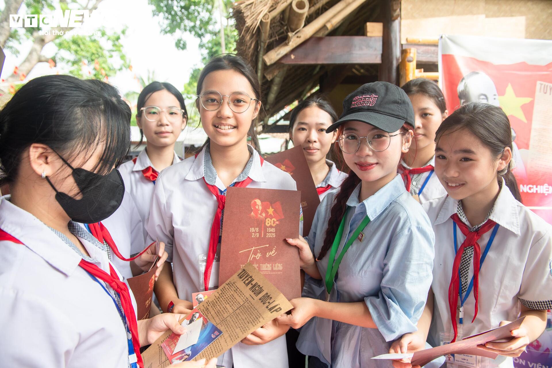 Những món quà lưu giữ ký ức lịch sử tại 'Trở về thời khắc thiêng liêng' - 8