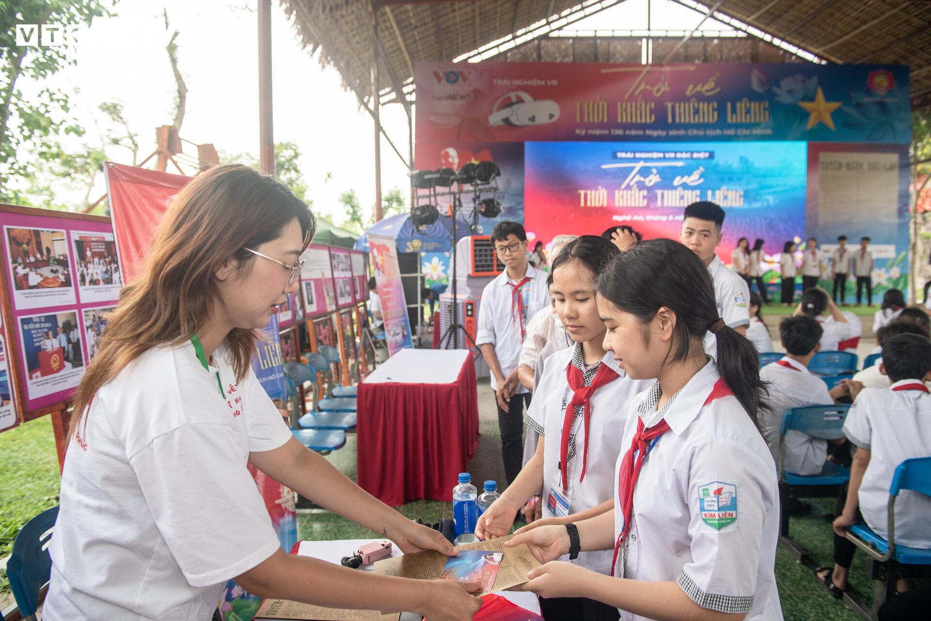Những món quà lưu giữ ký ức lịch sử tại 'Trở về thời khắc thiêng liêng' - 7