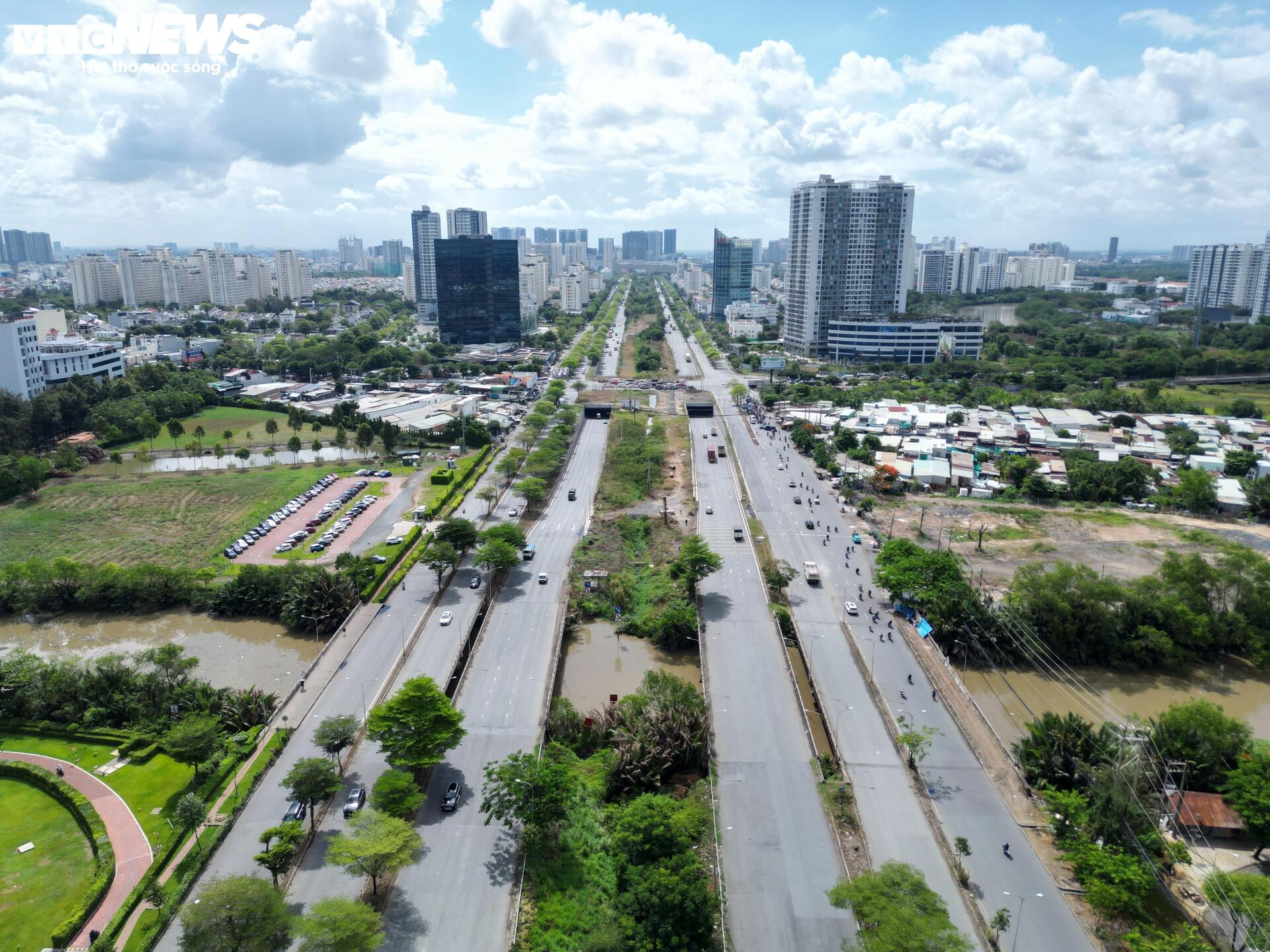 Cận cảnh đại lộ lớn nhất phía Nam TP.HCM dự kiến xây thêm đường trên cao - 1