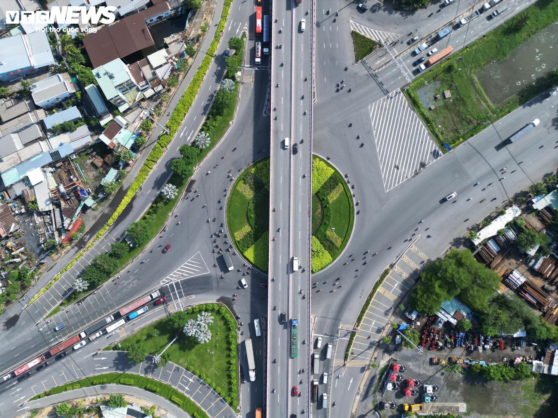 Cận cảnh đại lộ lớn nhất phía Nam TP.HCM dự kiến xây thêm đường trên cao - 5