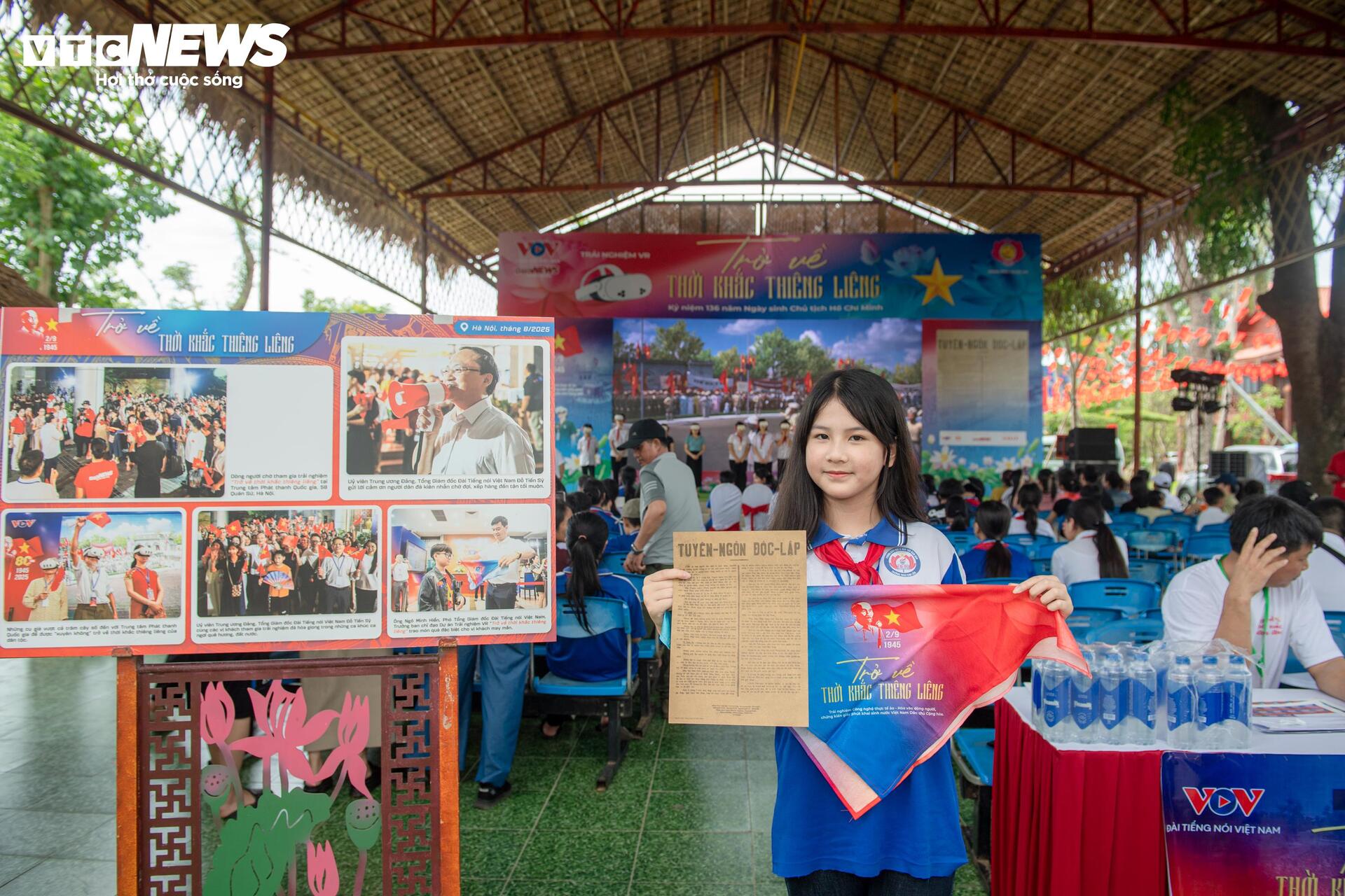 Ngày cuối trải nghiệm VR ở Nghệ An, nhiều người vẫn kiên nhẫn chờ đến lượt - 11