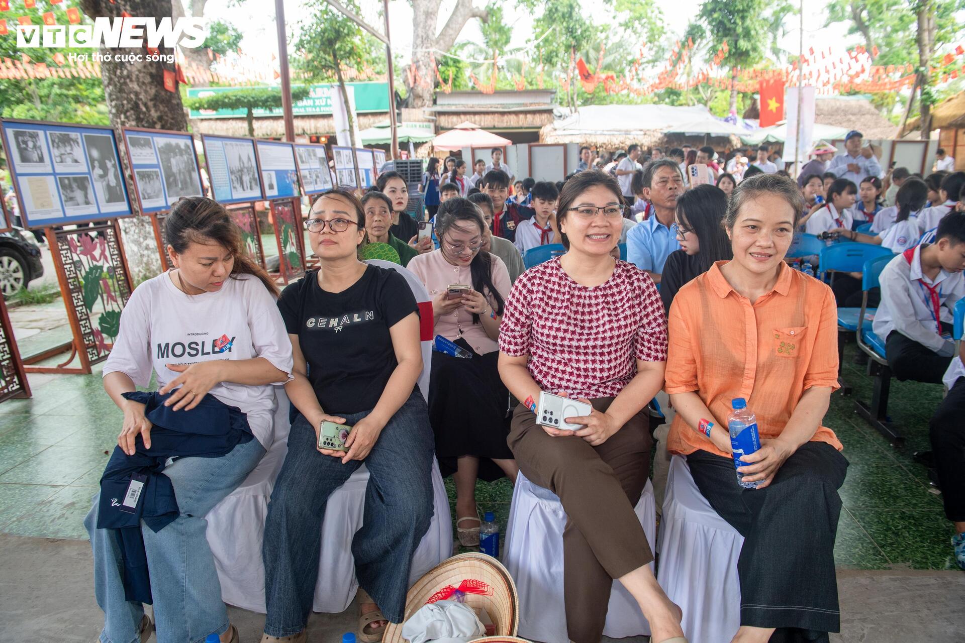 Ngày cuối trải nghiệm VR ở Nghệ An, nhiều người vẫn kiên nhẫn chờ đến lượt - 6