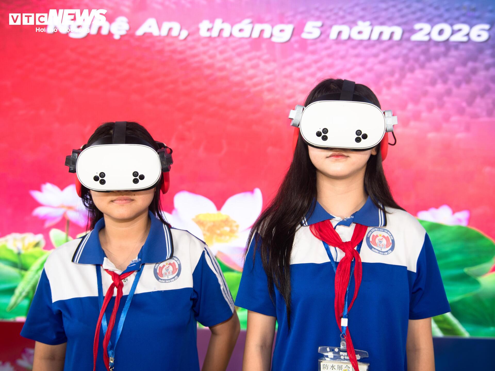 Ngày cuối trải nghiệm VR ở Nghệ An, nhiều người vẫn kiên nhẫn chờ đến lượt - 12