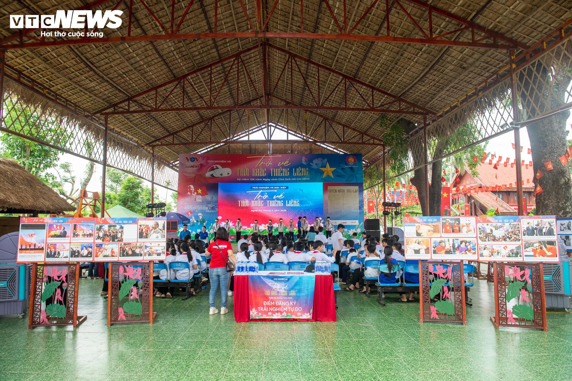Ngày cuối trải nghiệm VR ở Nghệ An, nhiều người vẫn kiên nhẫn chờ đến lượt - 1