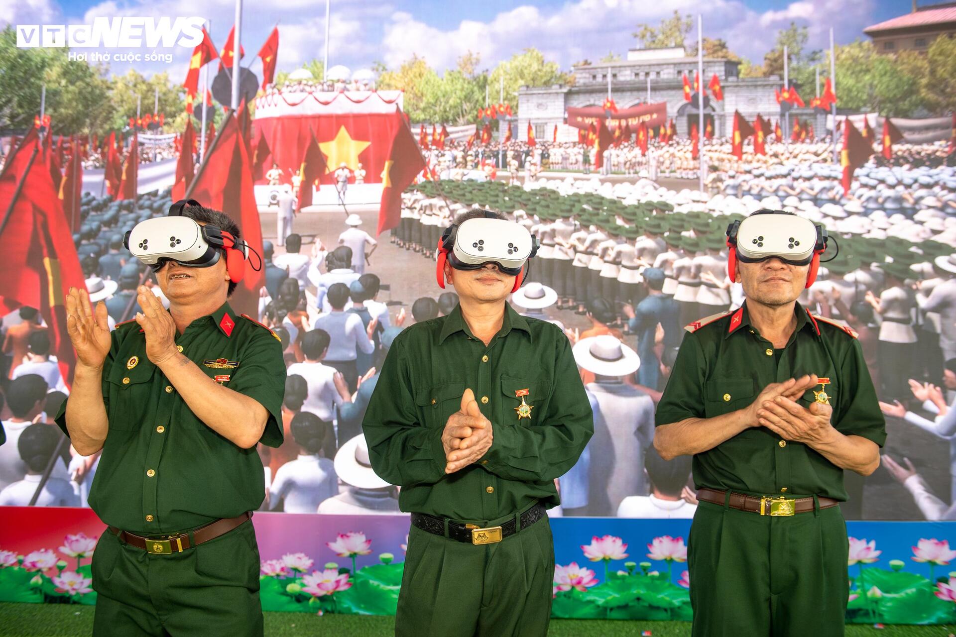 Ngày cuối trải nghiệm VR ở Nghệ An, nhiều người vẫn kiên nhẫn chờ đến lượt - 9