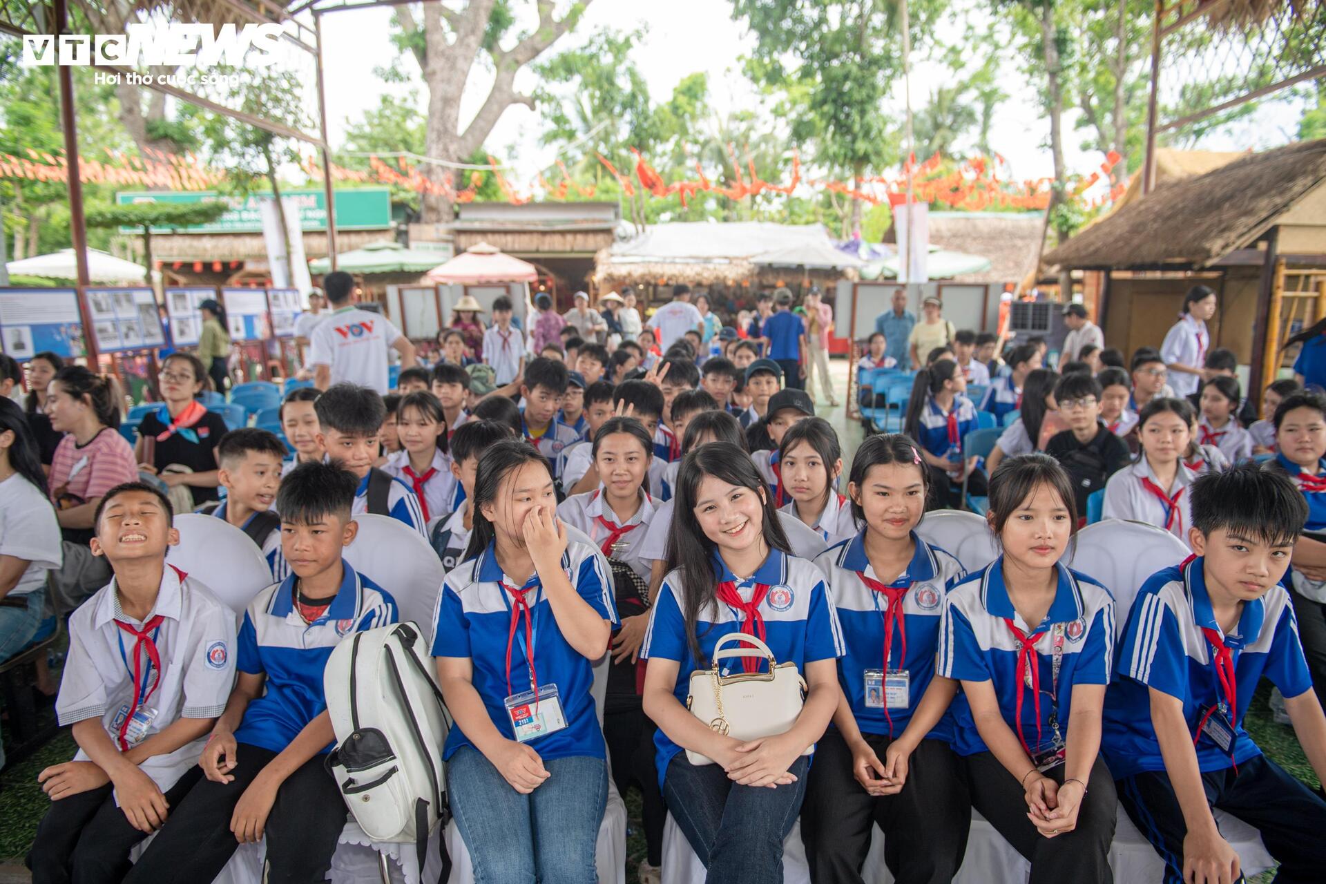 Ngày cuối trải nghiệm VR ở Nghệ An, nhiều người vẫn kiên nhẫn chờ đến lượt - 2
