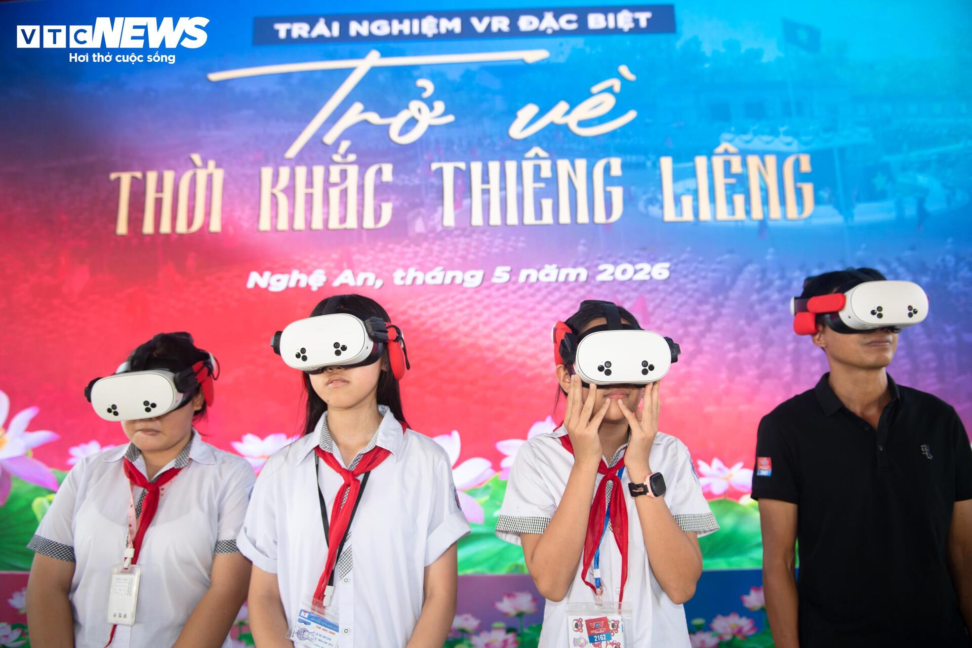 Ngày cuối trải nghiệm VR ở Nghệ An, nhiều người vẫn kiên nhẫn chờ đến lượt - 4