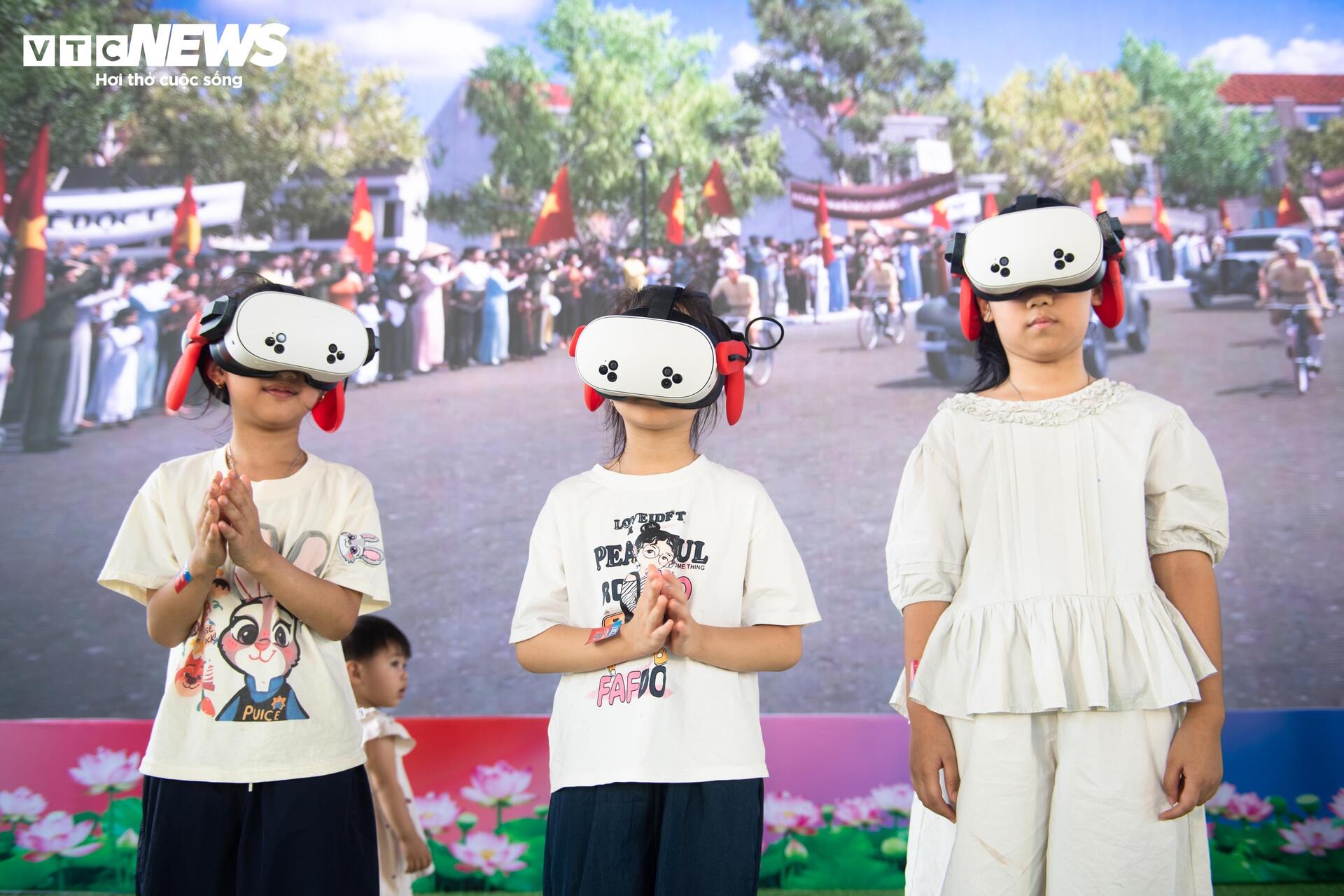 Ngày cuối trải nghiệm VR ở Nghệ An, nhiều người vẫn kiên nhẫn chờ đến lượt - 5