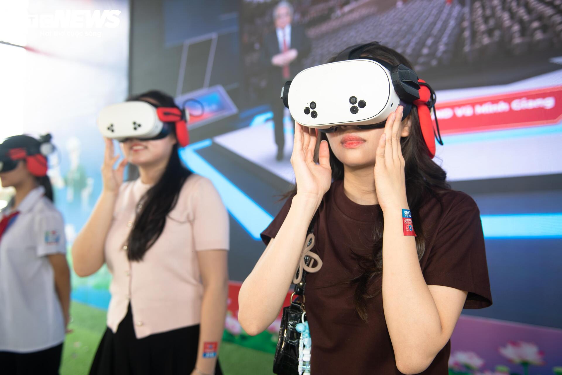 Ngày cuối trải nghiệm VR ở Nghệ An, nhiều người vẫn kiên nhẫn chờ đến lượt - 8