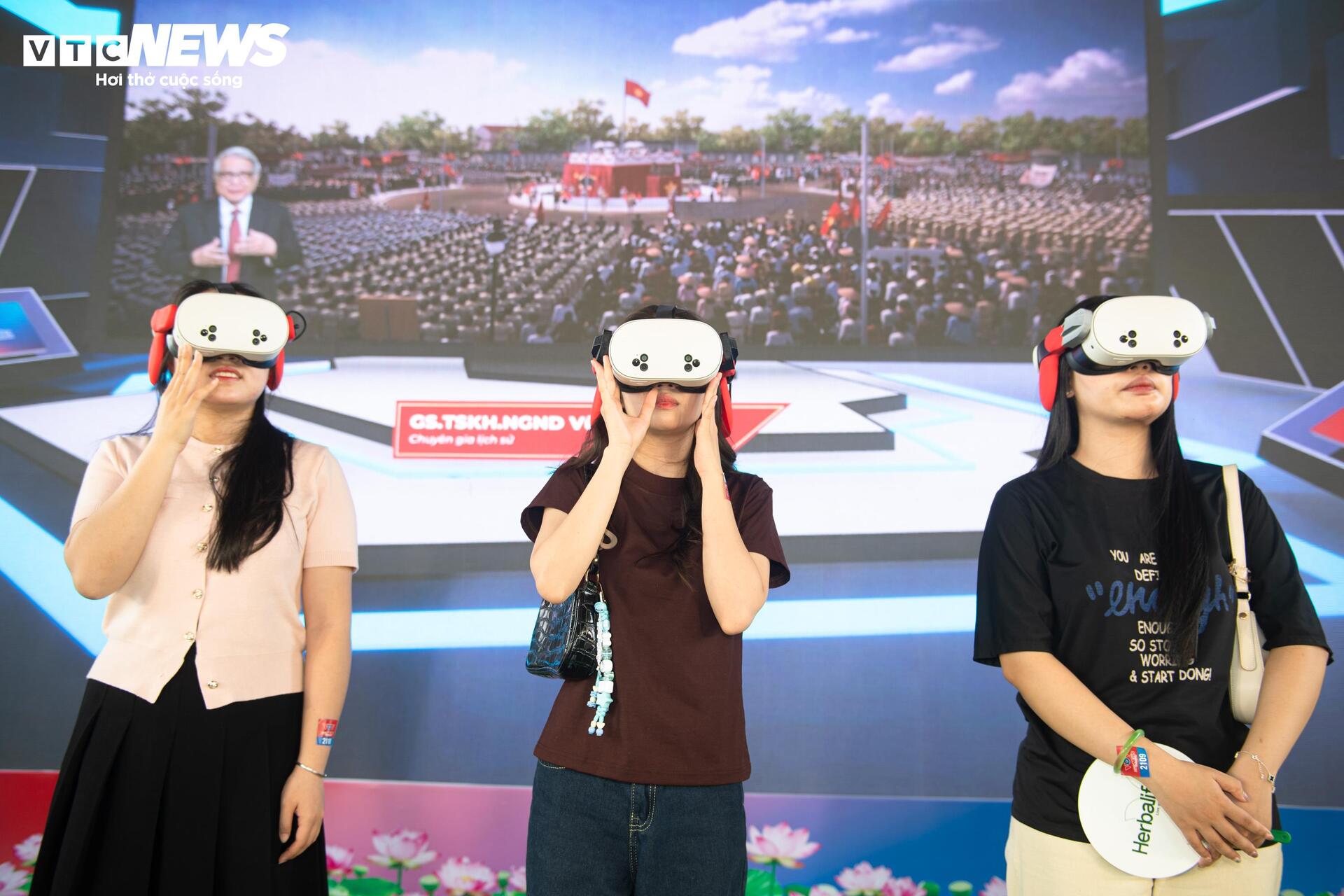 Ngày cuối trải nghiệm VR ở Nghệ An, nhiều người vẫn kiên nhẫn chờ đến lượt - 7
