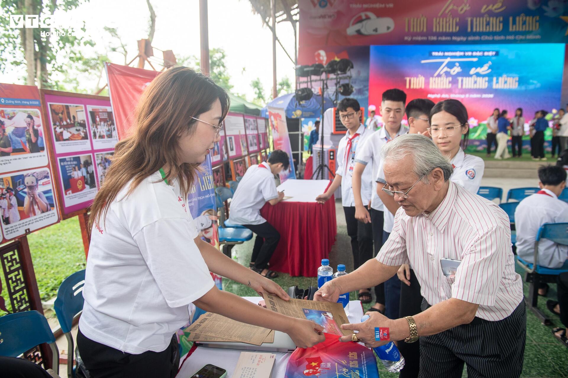 Khoảnh khắc đặc biệt tại hành trình 'Trở về thời khắc thiêng liêng' ở Nghệ An - 18