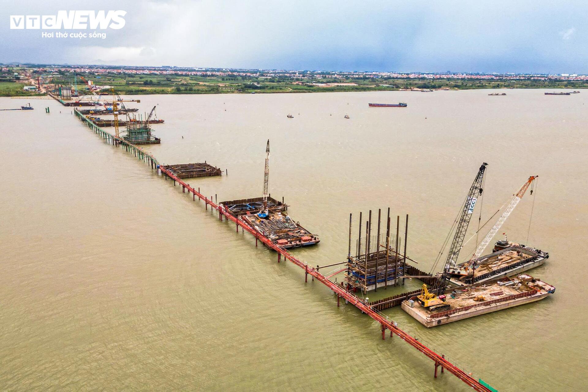 Loạt trụ cầu Hồng Hà vươn cao trên sông Hồng sau hơn nửa năm thi công - 12