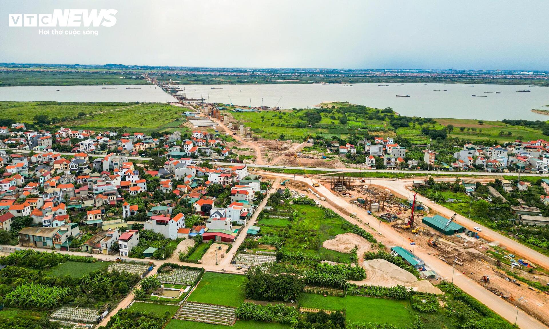 Loạt trụ cầu Hồng Hà vươn cao trên sông Hồng sau hơn nửa năm thi công - 1