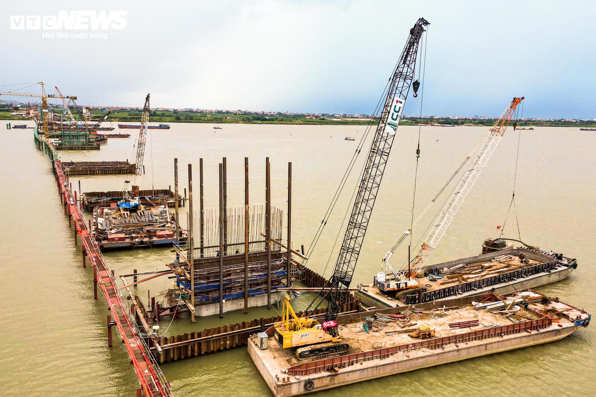 Loạt trụ cầu Hồng Hà vươn cao trên sông Hồng sau hơn nửa năm thi công - 3