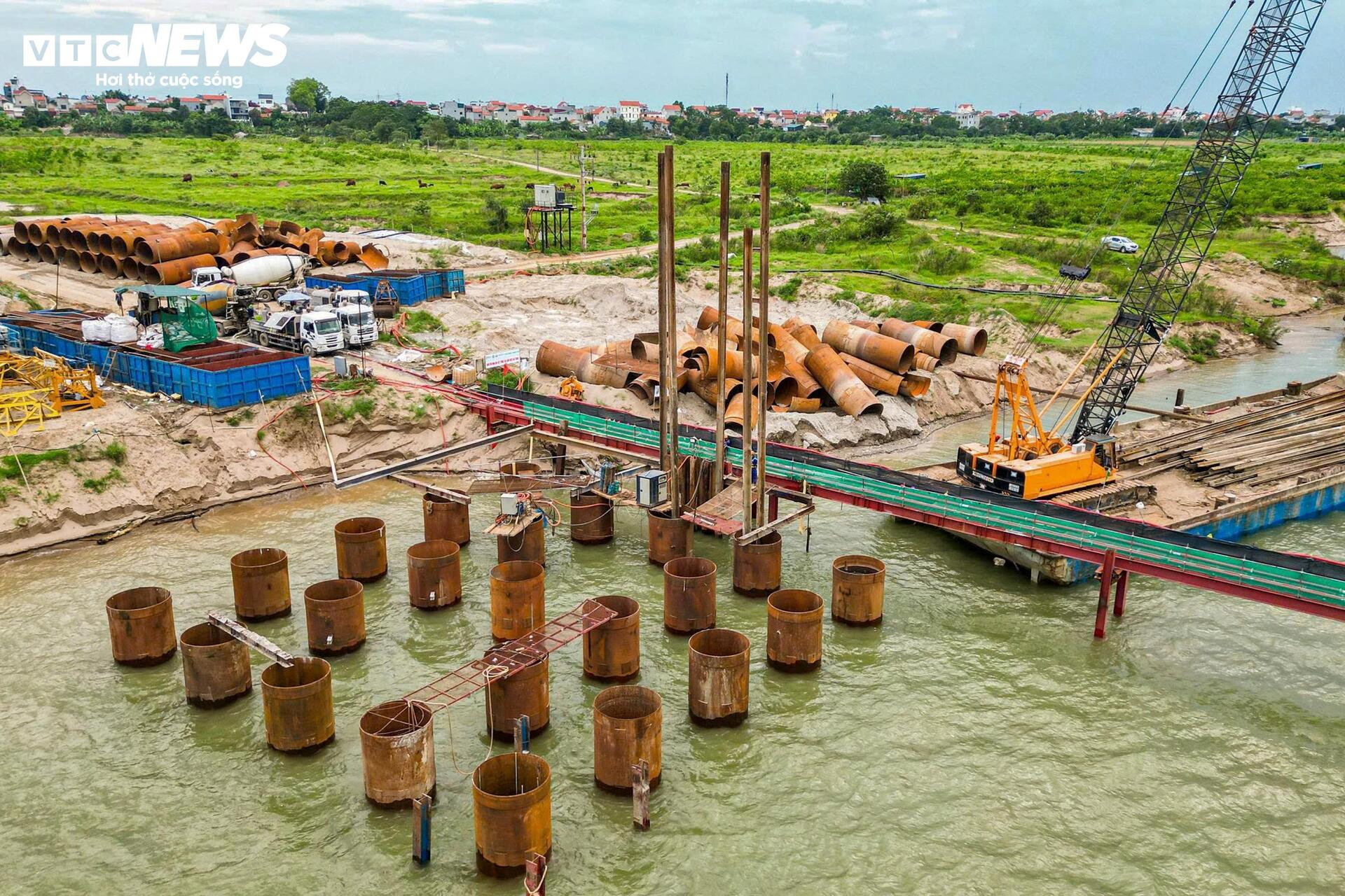 Loạt trụ cầu Hồng Hà vươn cao trên sông Hồng sau hơn nửa năm thi công - 4