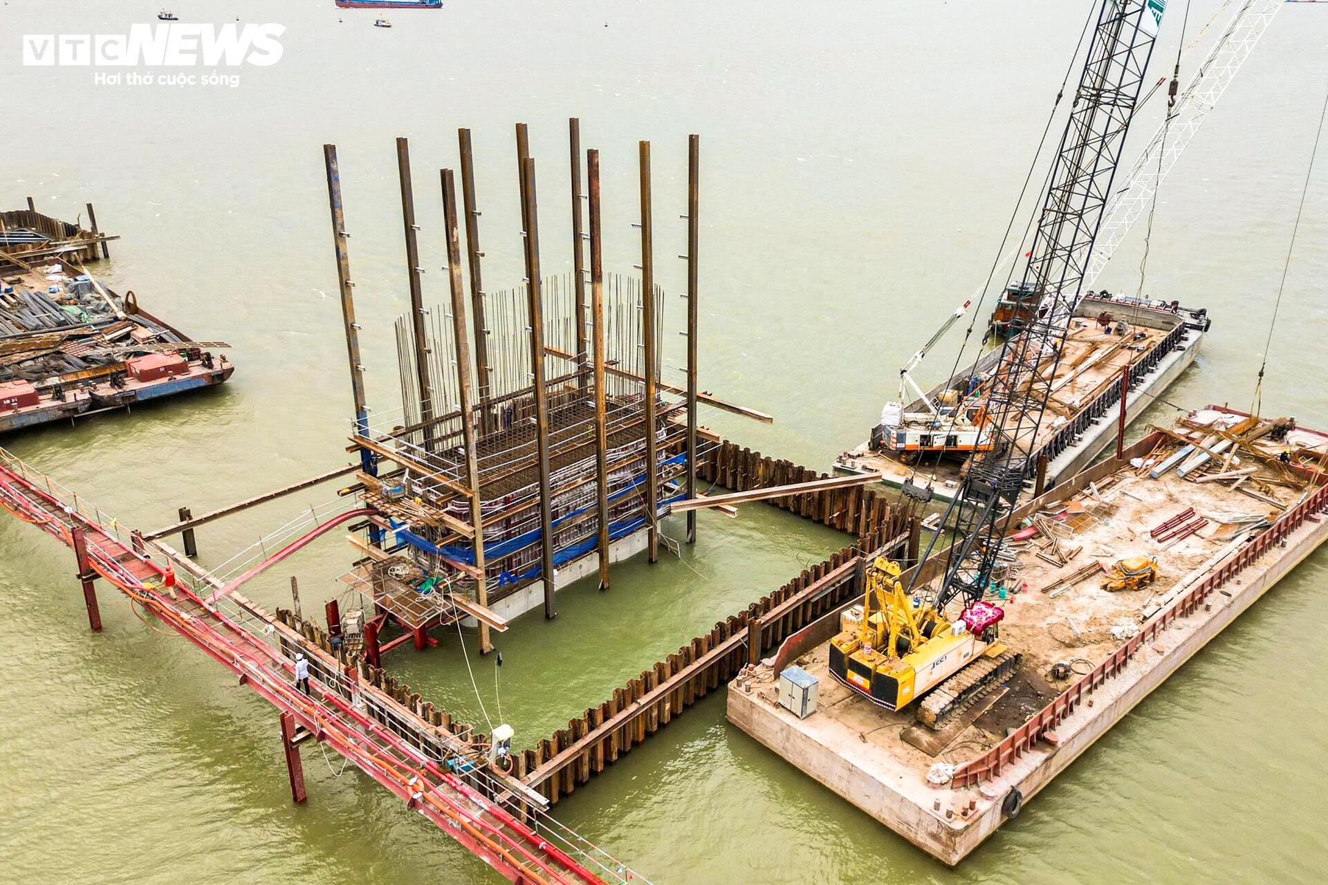 Loạt trụ cầu Hồng Hà vươn cao trên sông Hồng sau hơn nửa năm thi công - 5