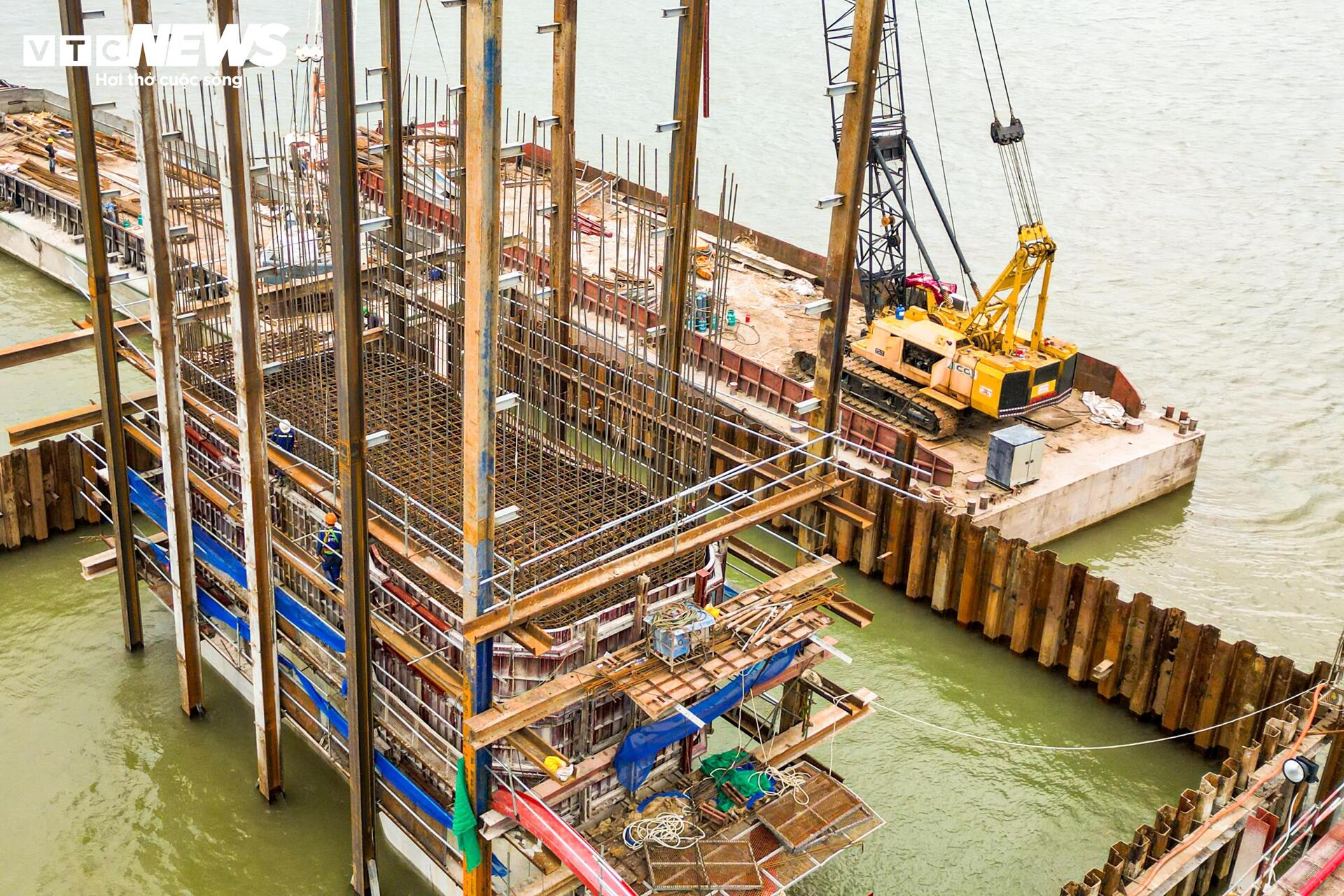 Loạt trụ cầu Hồng Hà vươn cao trên sông Hồng sau hơn nửa năm thi công - 6