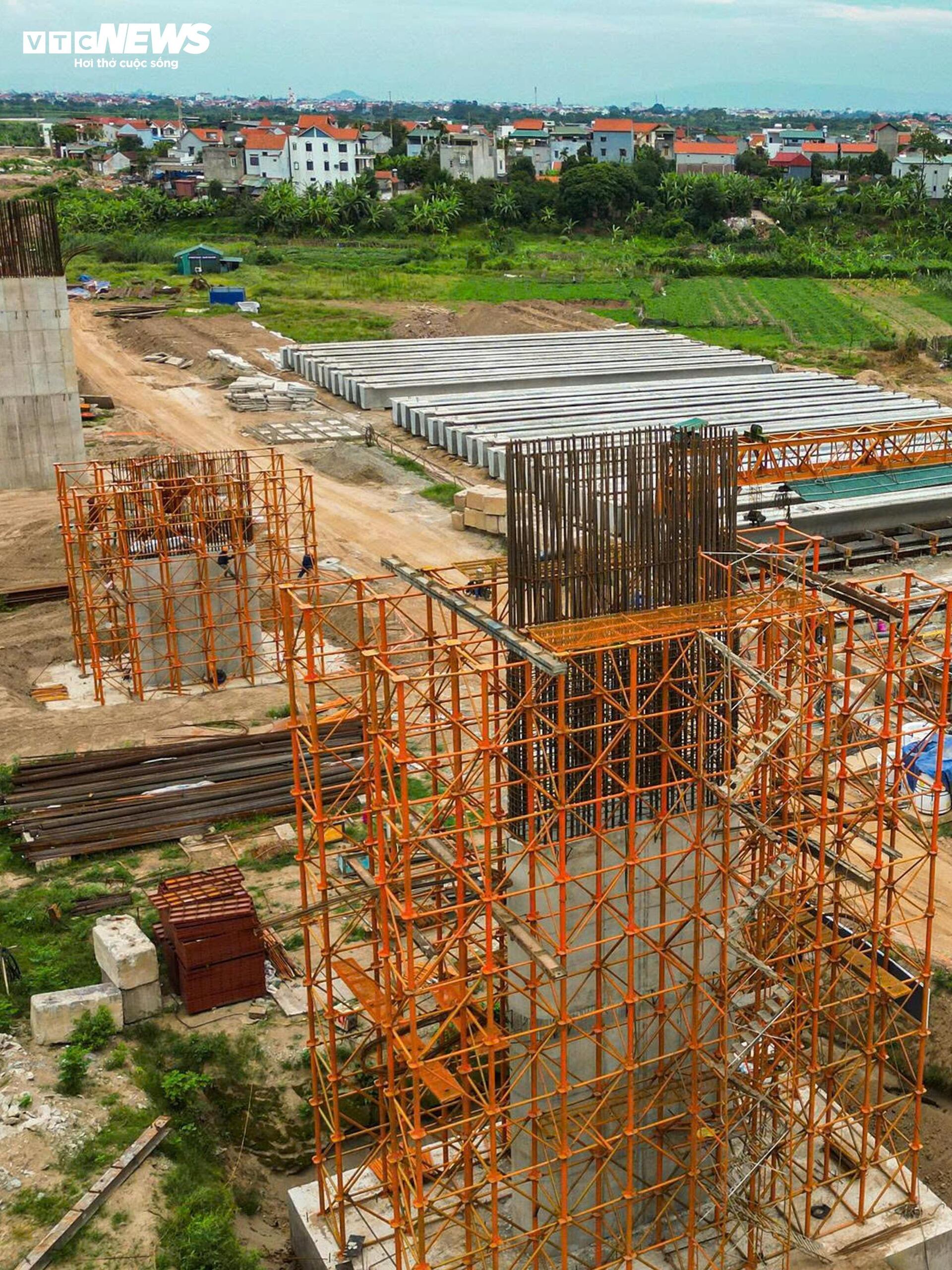 Loạt trụ cầu Hồng Hà vươn cao trên sông Hồng sau hơn nửa năm thi công - 9