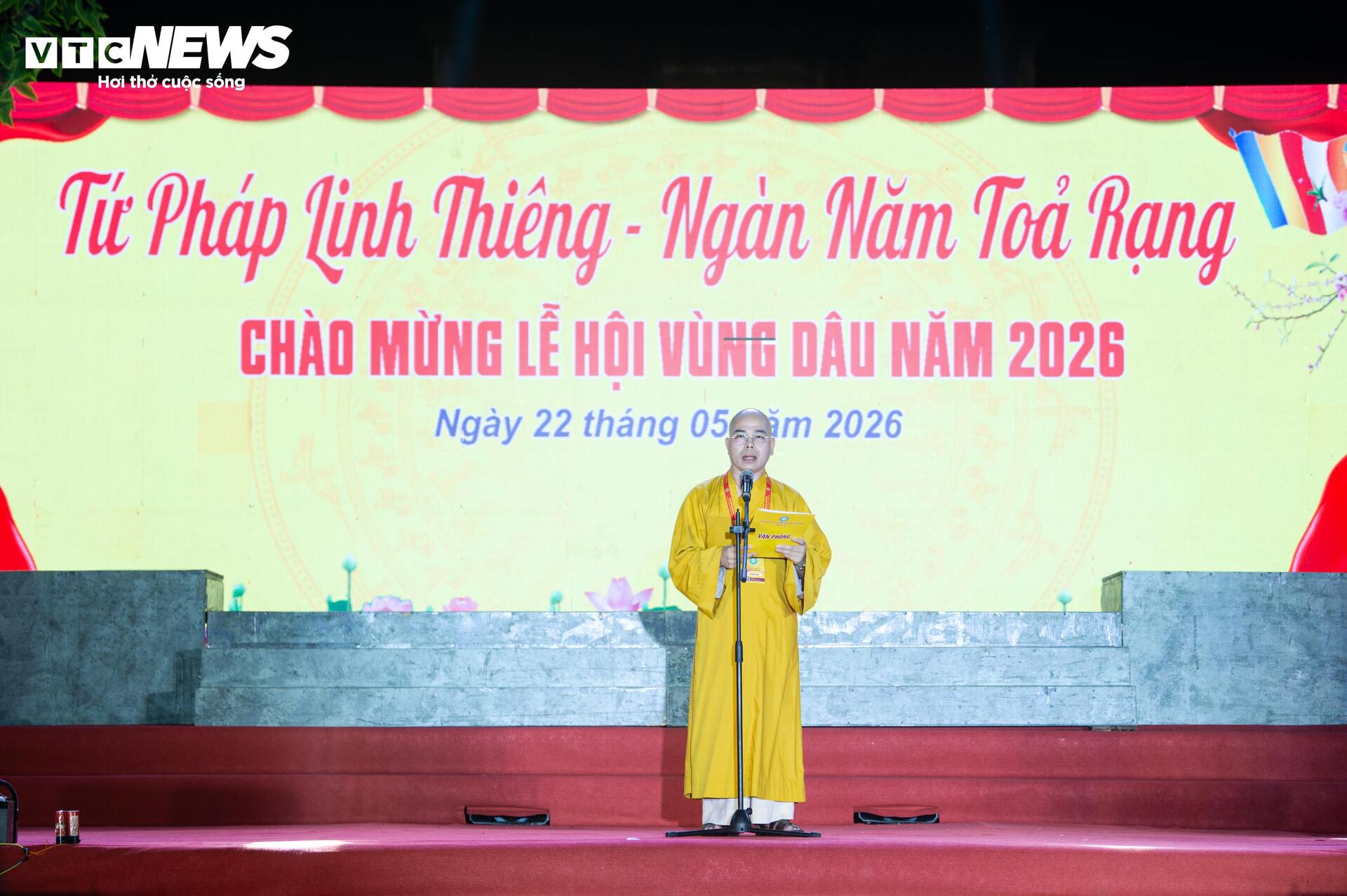Hòa Minzy 'đốt cháy' sân khấu khai hội vùng Dâu - 12