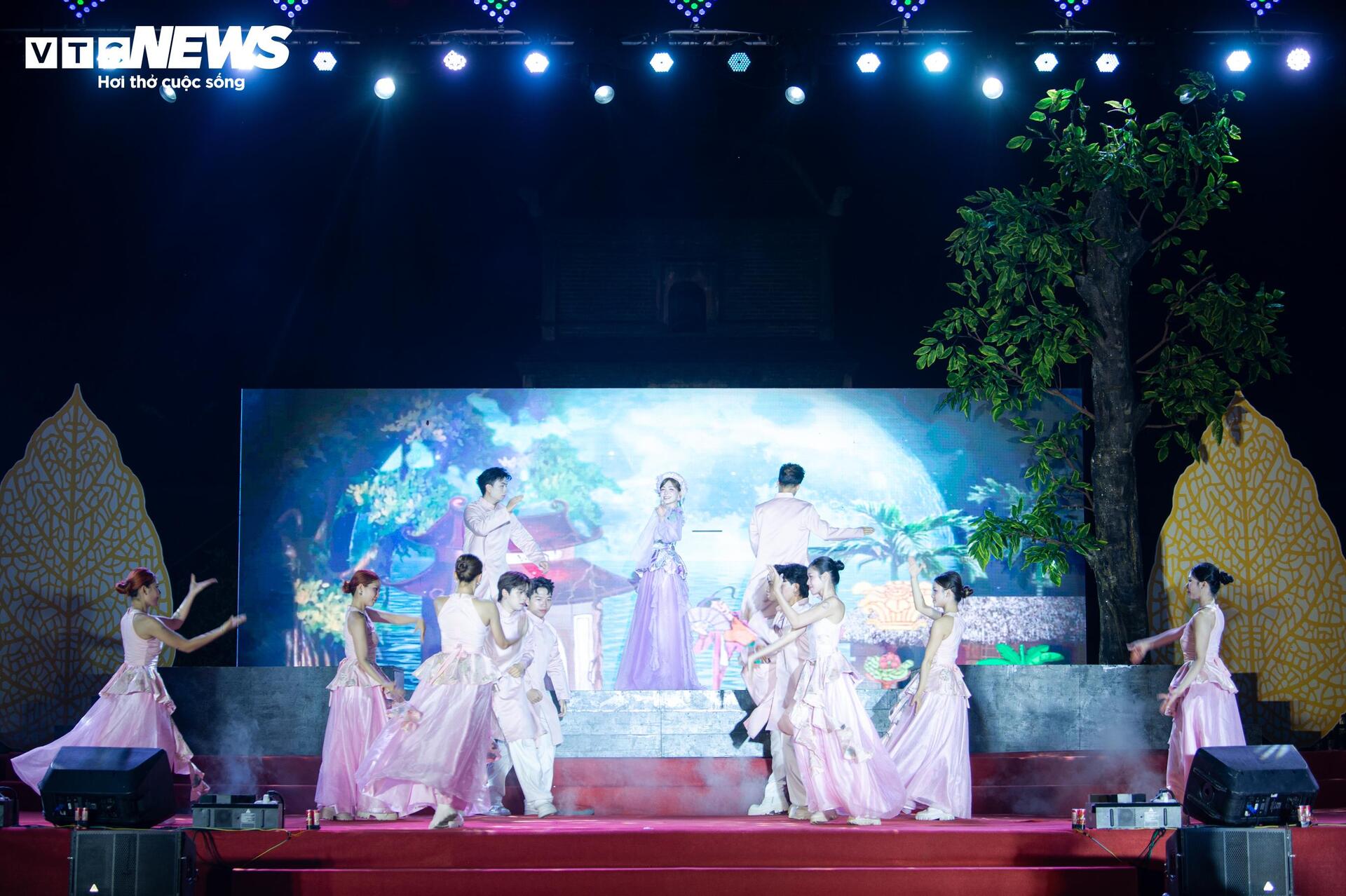Hòa Minzy 'đốt cháy' sân khấu khai hội vùng Dâu - 4
